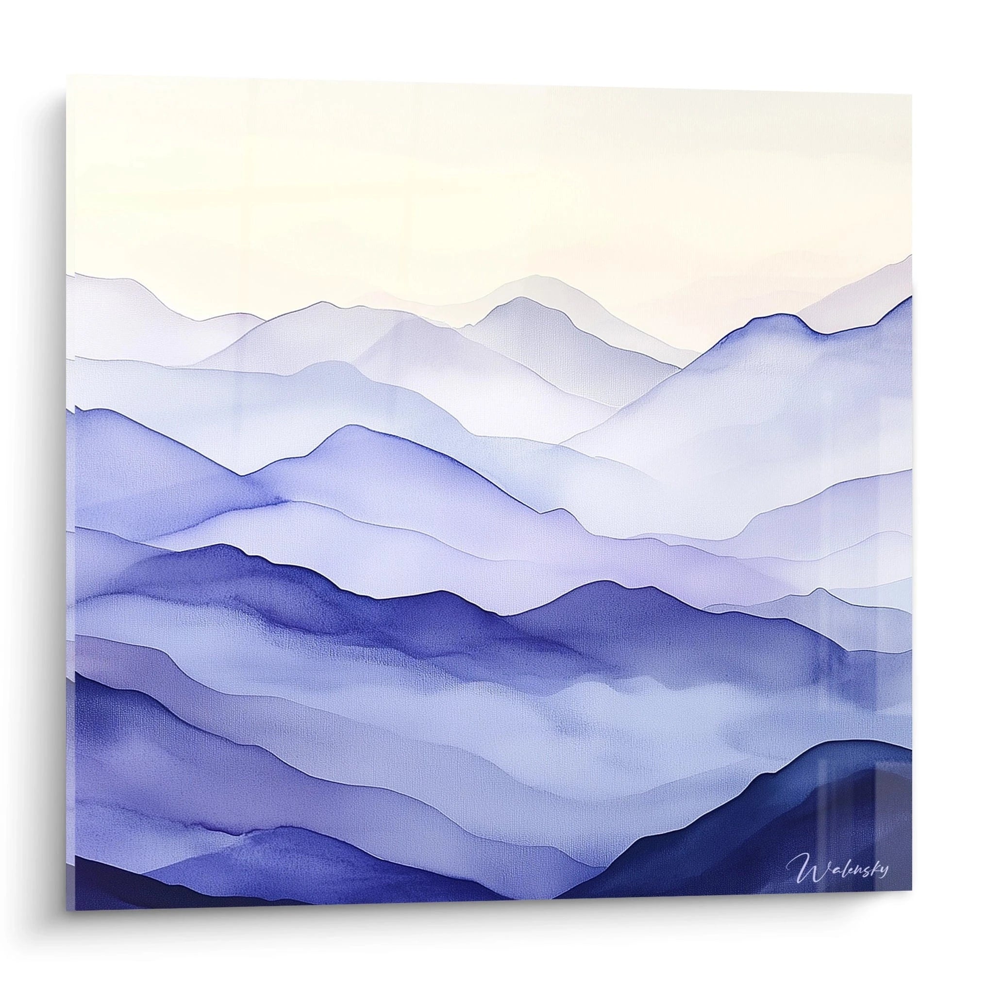 Un tableau mer représentant des vagues stylisées en couches superposées, avec des dégradés de bleu et violet créant une profondeur atmosphérique, textures d'aquarelle fluides et transparentes évoquant la sérénité marine.