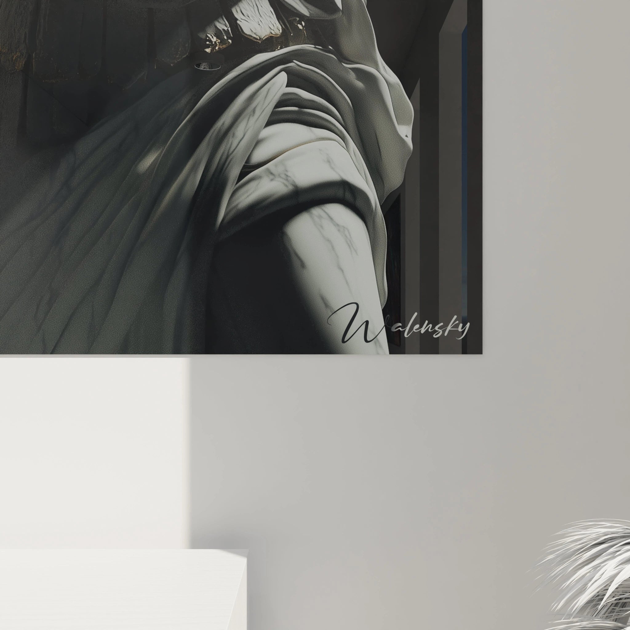 Un tableau valkyrie d'Odin figurant une sculpture aux proportions héroïques en blanc et or. La guerrière ailée en armure se détache sur le noir absolu, mettant en valeur les reliefs délicats, les boucles sculptées et les ornements précieux.