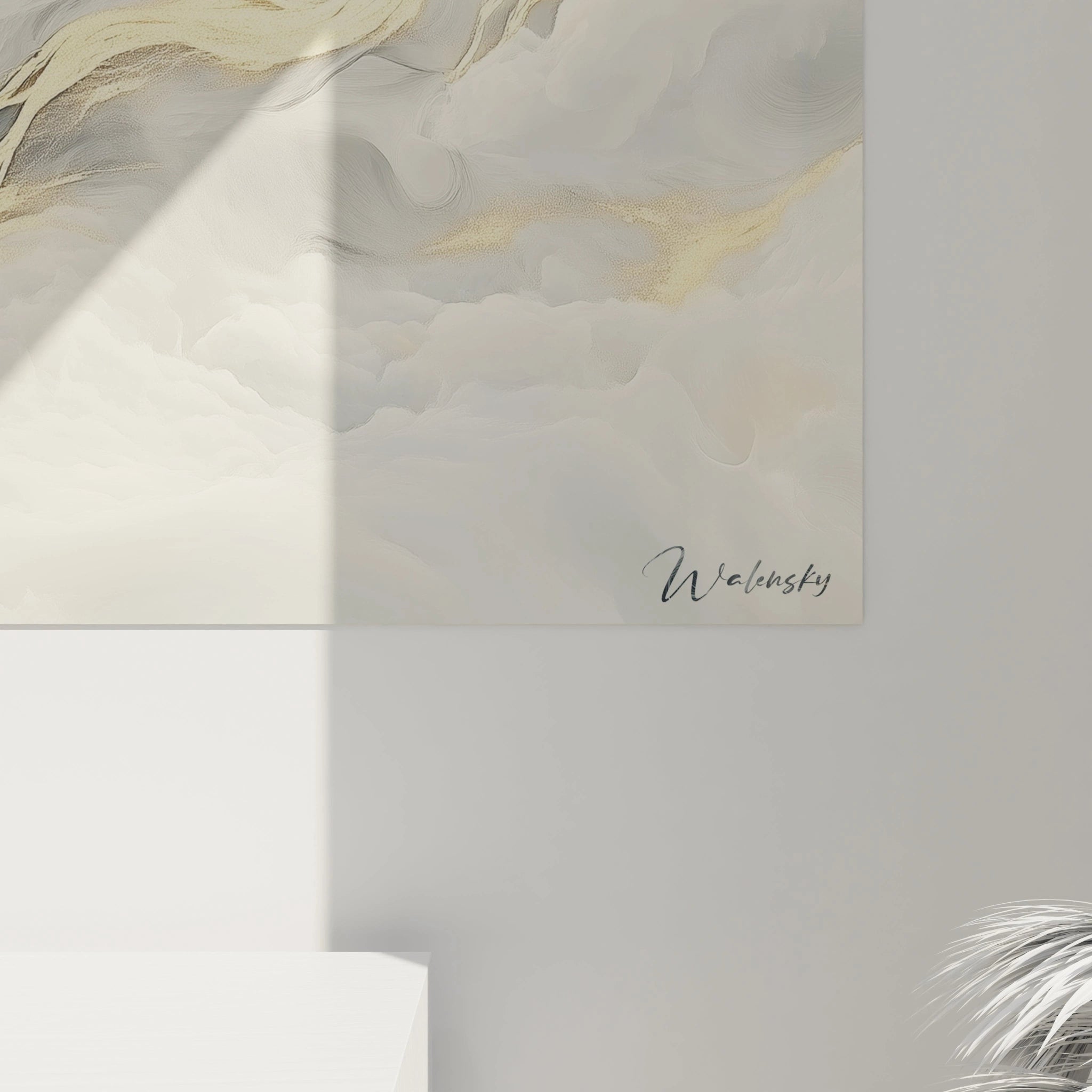 Tableau moderne abstrait de Walensky avec des nuances dorées et des motifs nuageux élégants