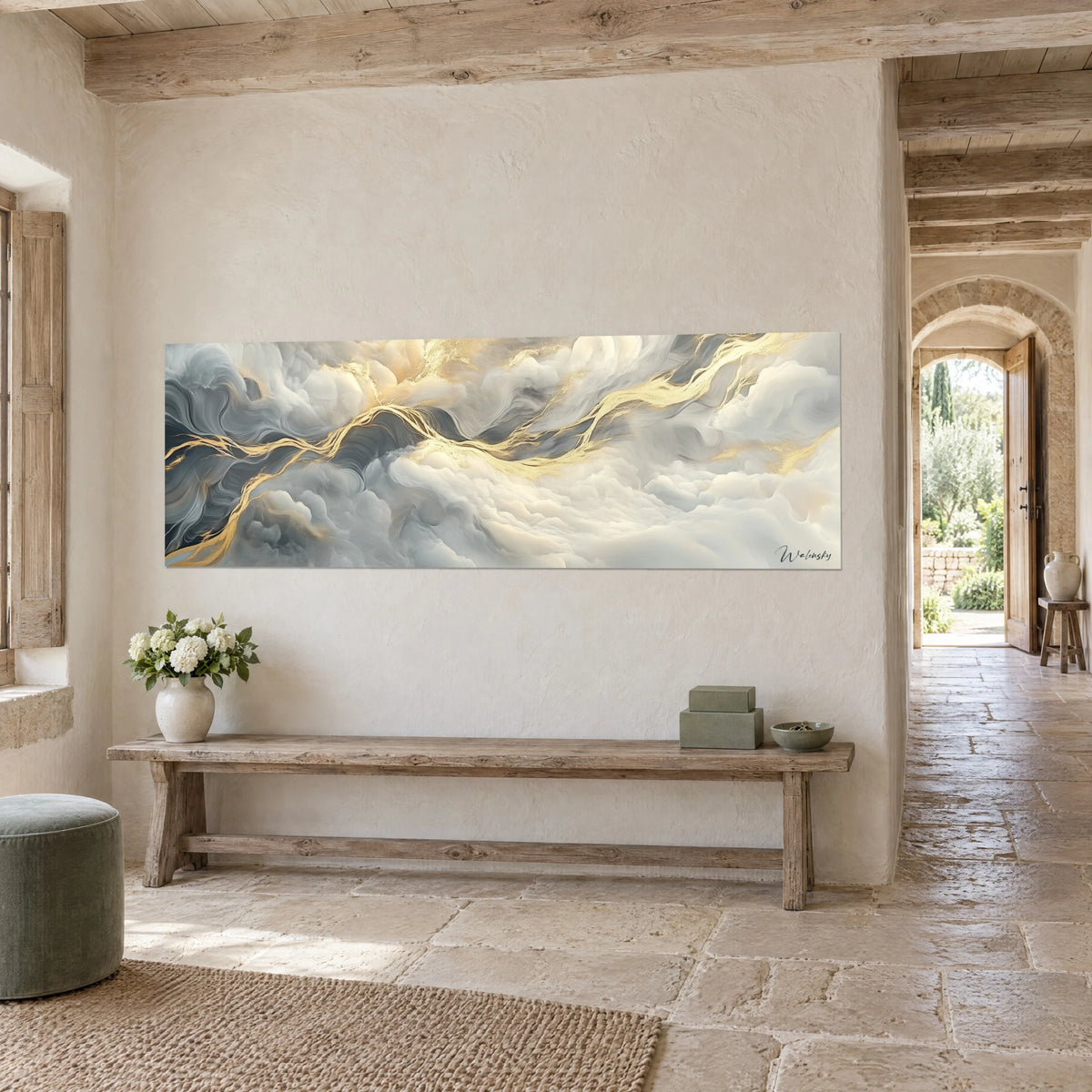 Tableau vapeurs sublimes crème et dorées, format allongé sur mur de chaux, vue de trois-quarts près d'une arche en pierre