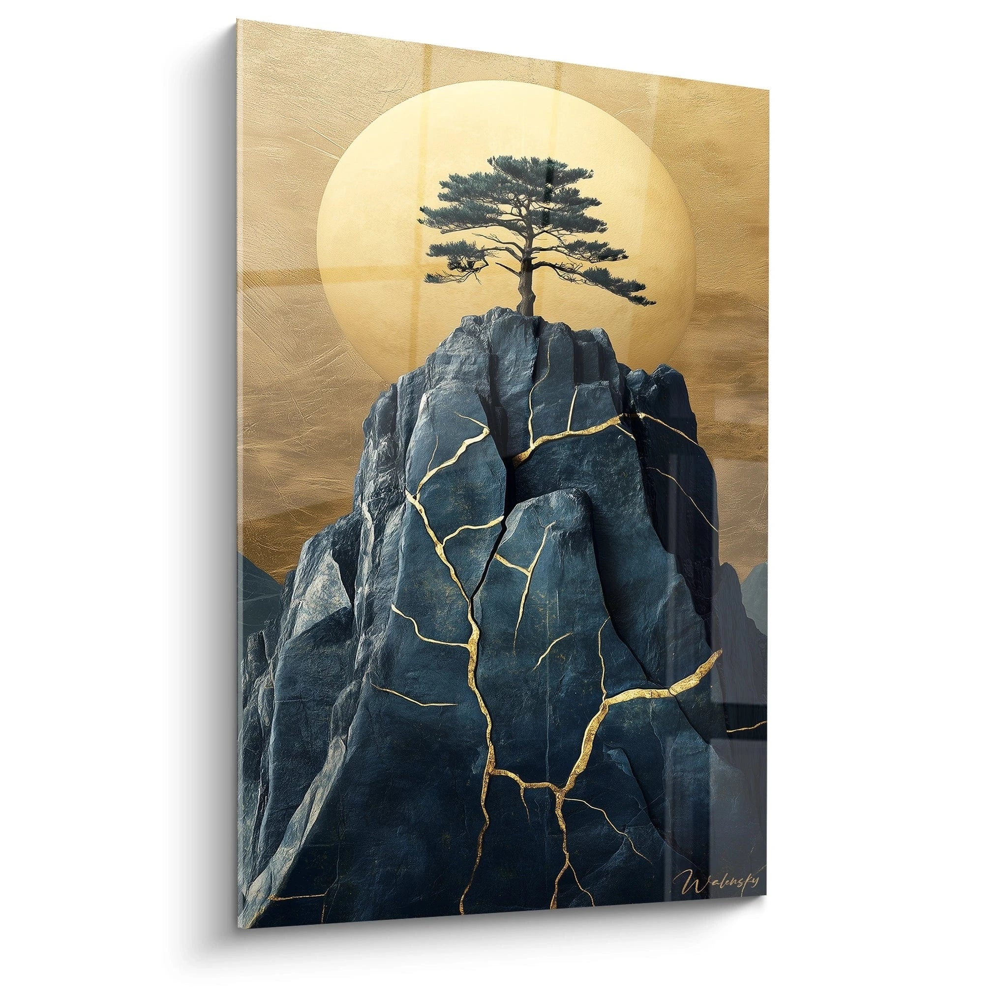 Ein japanisches Kunstwerk, das eine einsame Kiefer auf einem blauen Stein mit goldenen Adern vor einem perfekten goldenen Kreis zeigt. Starker Kontrast zwischen der rauen Textur des Steins, dem zarten Laub des Baums und der glatten goldenen Oberfläche.