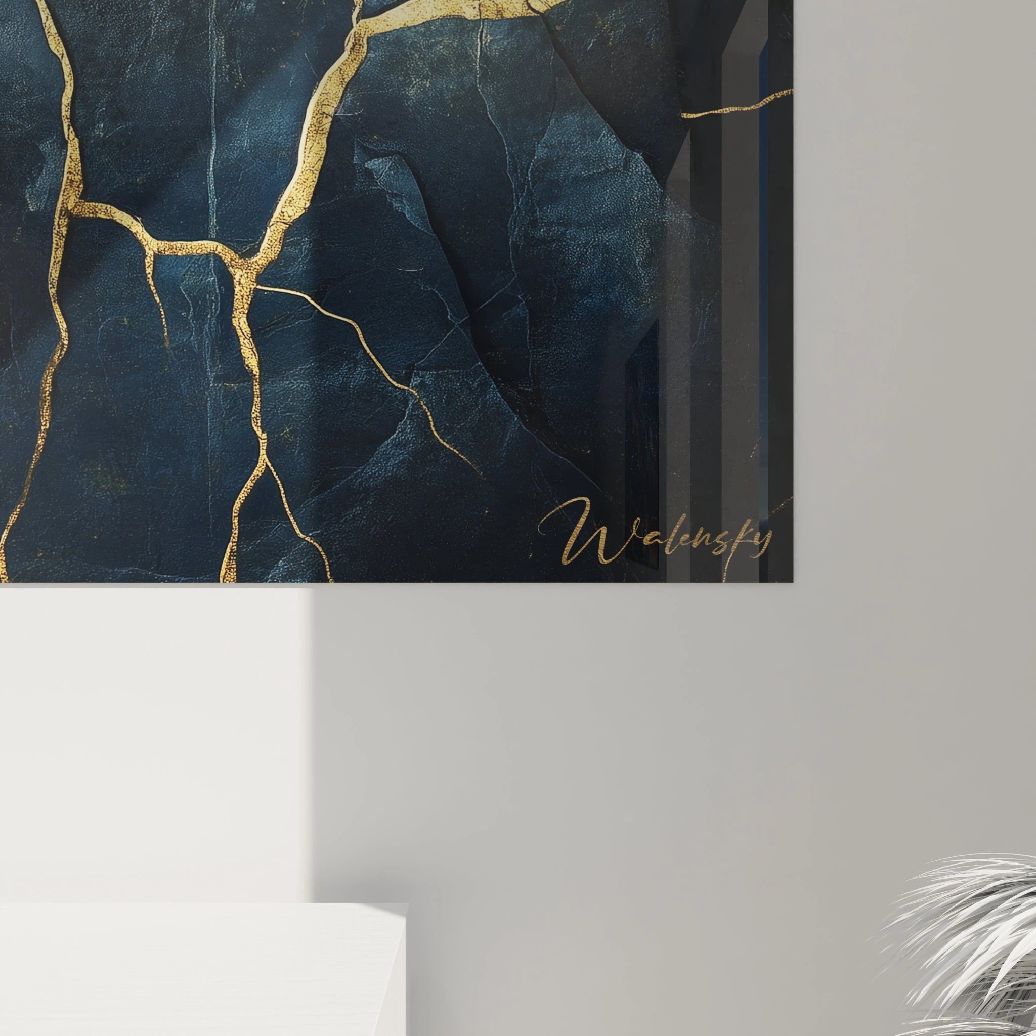 Ein zen-japanisches Gemälde, das die Symbiose zwischen einer robusten Kiefer und dem blauen Stein, der sie trägt, illustriert, durchzogen von eleganten Goldadern. Die imposante goldene Scheibe im Hintergrund bringt Helligkeit und Tiefe und symbolisiert die Harmonie der Elemente in einer ausgewogenen vertikalen Komposition.
