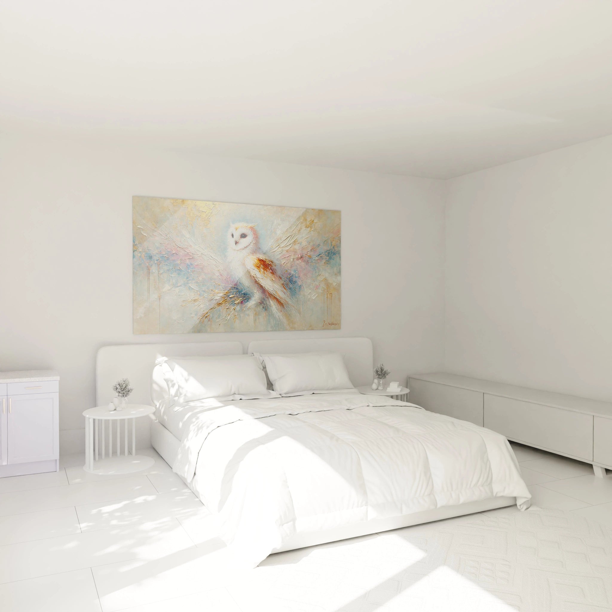 Tableau hibou accroche au dessus du lit, ajoutant une ambiance sereine a la chambre. Les couleurs apaisantes blanc, orange et or creent un espace zen et reposant.