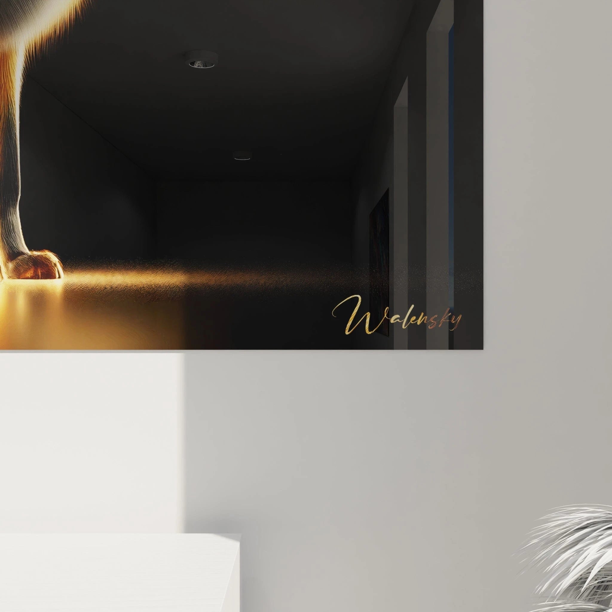 Un tableau d'animal présentant un renard au pelage doré luminescent sur fond noir. La texture du pelage évoque des filaments de lumière ambrée, particulièrement visible dans la queue touffue. Les transitions subtiles entre les tons dorés du dos, le blanc crémeux du poitrail et les zones plus sombres des pattes créent un effet de volume et de mouvement figé.