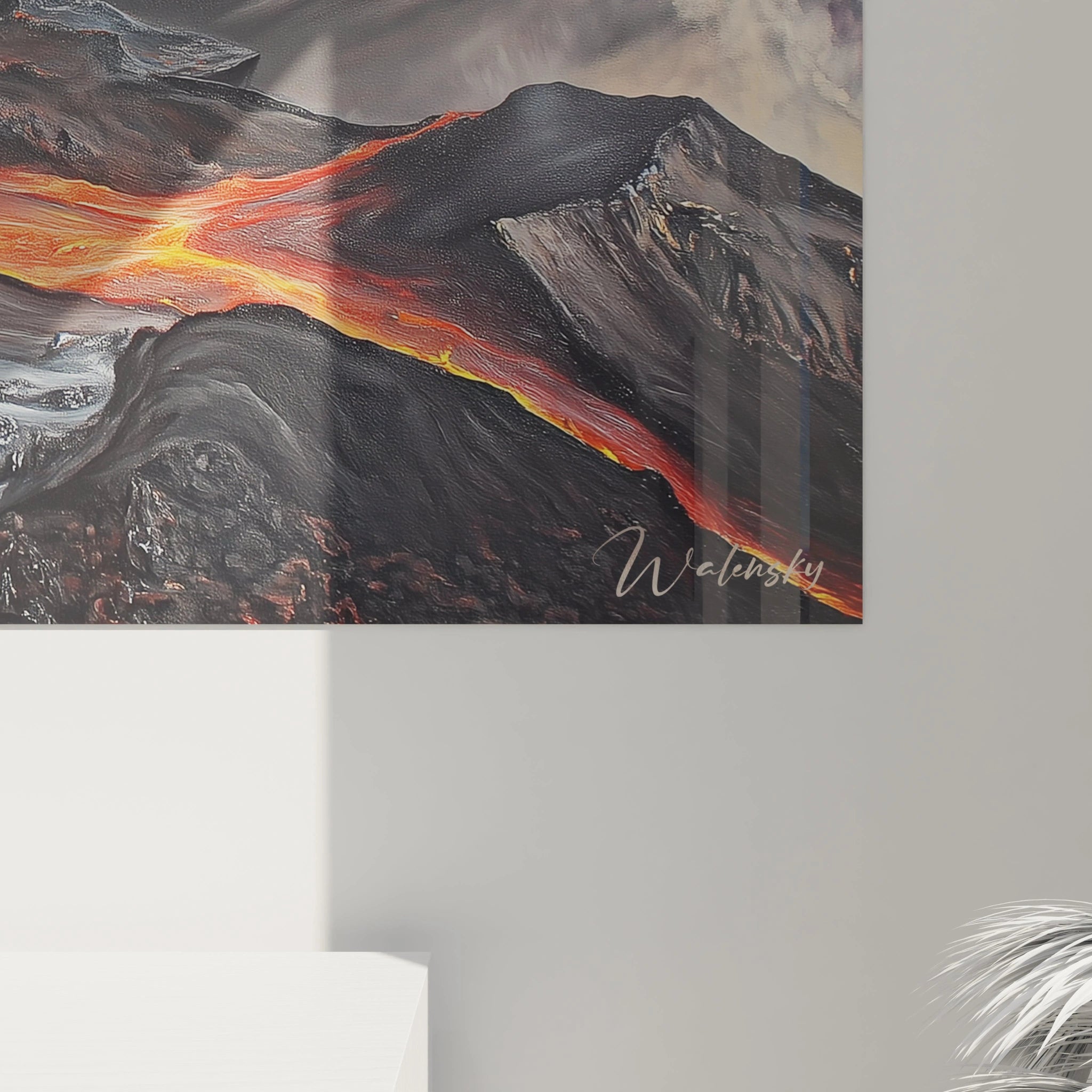 Tableau d'éruption volcanique avec montagnes anthracite texturées, coulées de lave orange-rouge éclatantes, nuages de fumée blanche et ciel dégradé de bleu et doré, capturant la force brute de la nature.