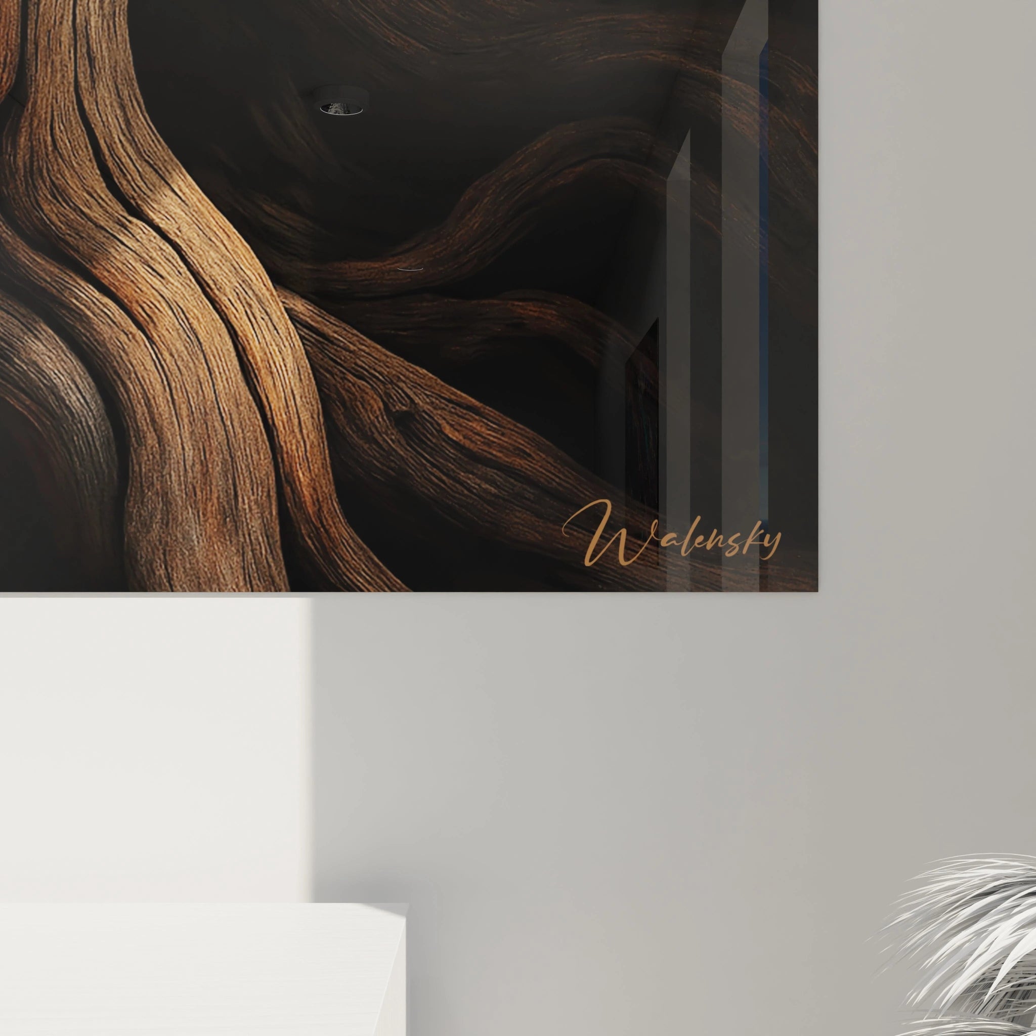 Un tableau bois ondulant aux formes organiques fluides qui semblent danser dans l'obscurité. Les surfaces polies aux teintes chaudes de brun et d'ambre contrastent avec le fond noir, créant un relief saisissant grâce aux jeux d'ombre et de lumière.