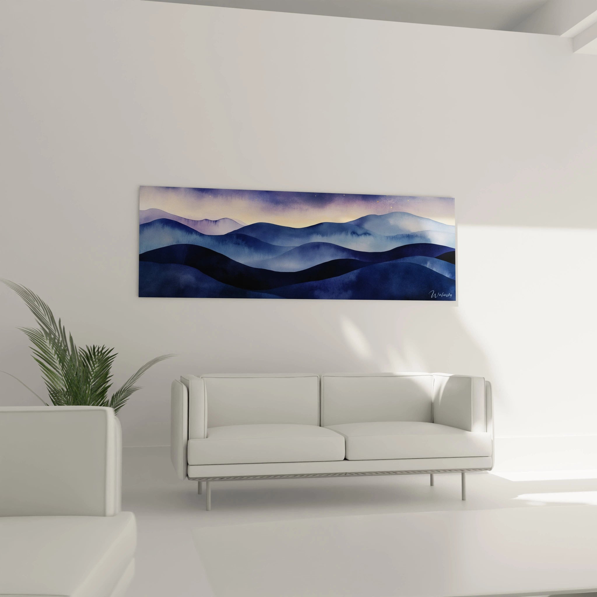 Un tableau montagne minimaliste composé de silhouettes ondoyantes en camaïeu de bleus profonds et violets doux, avec une ligne d'horizon dorée, exprimant la sérénité par ses textures aquarellées délicates et ses transitions vaporeuses entre chaque relief.