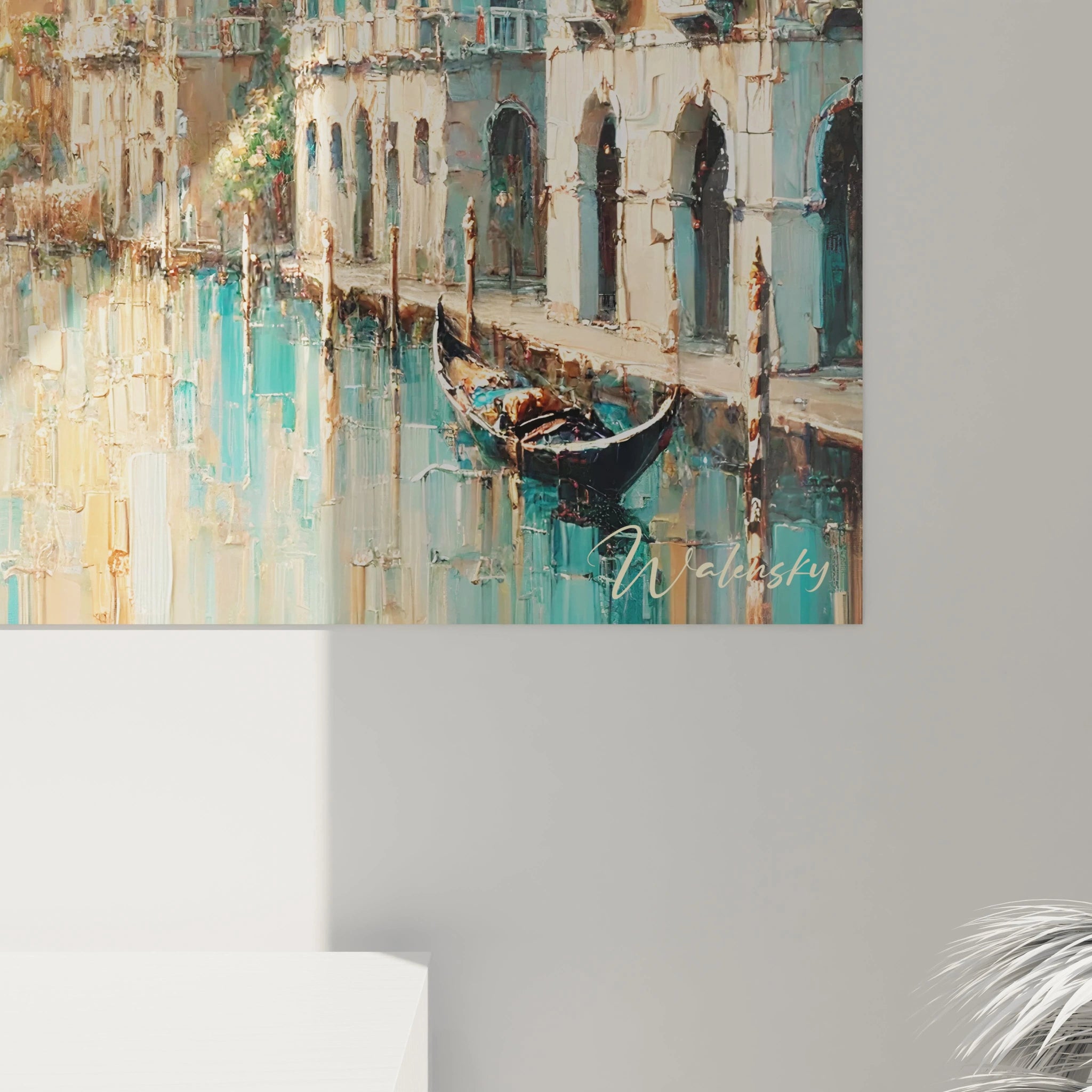 De près, les détails du tableau Venise révèlent une texture riche et dynamique. Les nuances de bleu, beige et orange capturent les eaux calmes et la lumière éclatante de la Sérénissime.