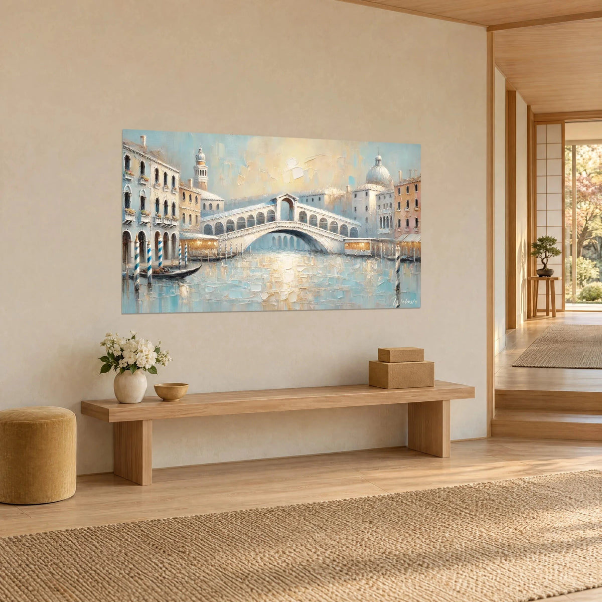 Obraz Canal Grande w Wenecji ze złotymi refleksami, ochrowymi i jasnoróżowymi fasadami, białą kopułą, widziany z trzech czwartych na kremowej ścianie