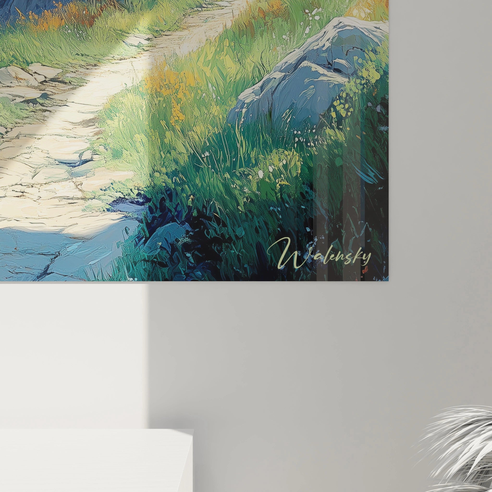 Un tableau mer illustrant un paysage côtier spectaculaire avec une vue plongeante depuis un chemin rocailleux bordé d'herbes vertes et orangées, dominant des falaises abruptes qui s'étendent vers l'horizon où l'océan turquoise rencontre un ciel bleu éclatant.