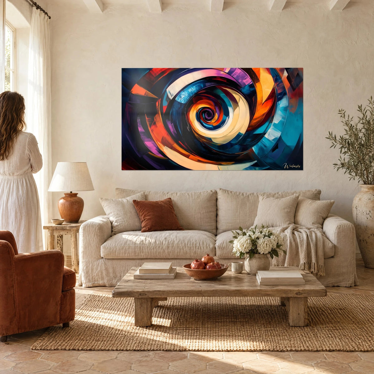 Quadro a spirale ipnotica in arancio vivo e blu petrolio, nastri color crema al centro, sopra un divano in un soggiorno luminoso