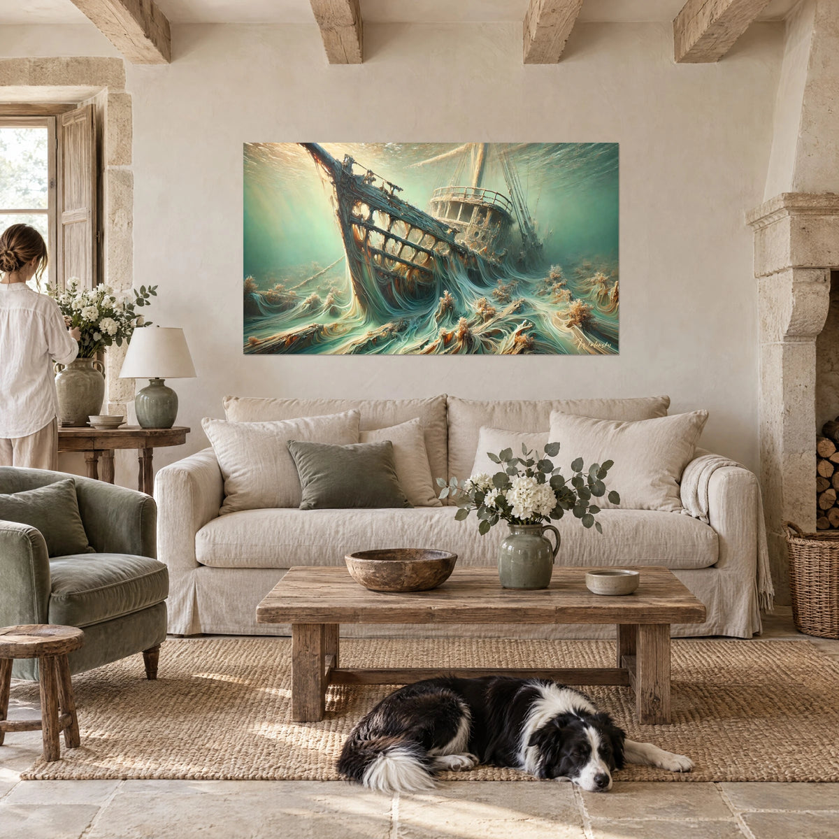 Tableau épave rongée par les algues, turquoise et cuivre, coque en fusion, au-dessus d'un canapé dans un salon lumineux