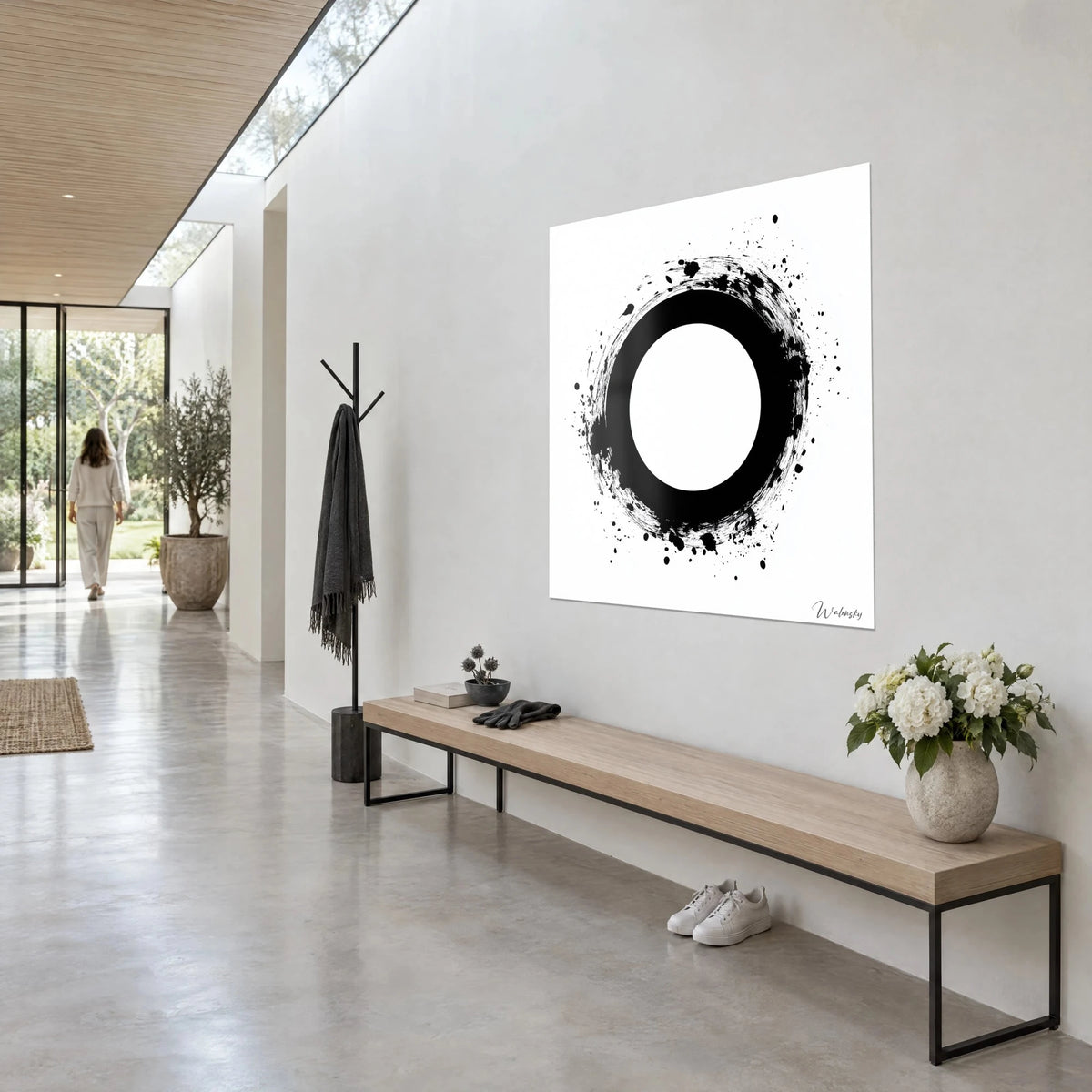 Cuadro anillo de tinta negra rodeado de gotas, centro blanco brillante sobre pared gris, banco de madera en un pasillo acristalado