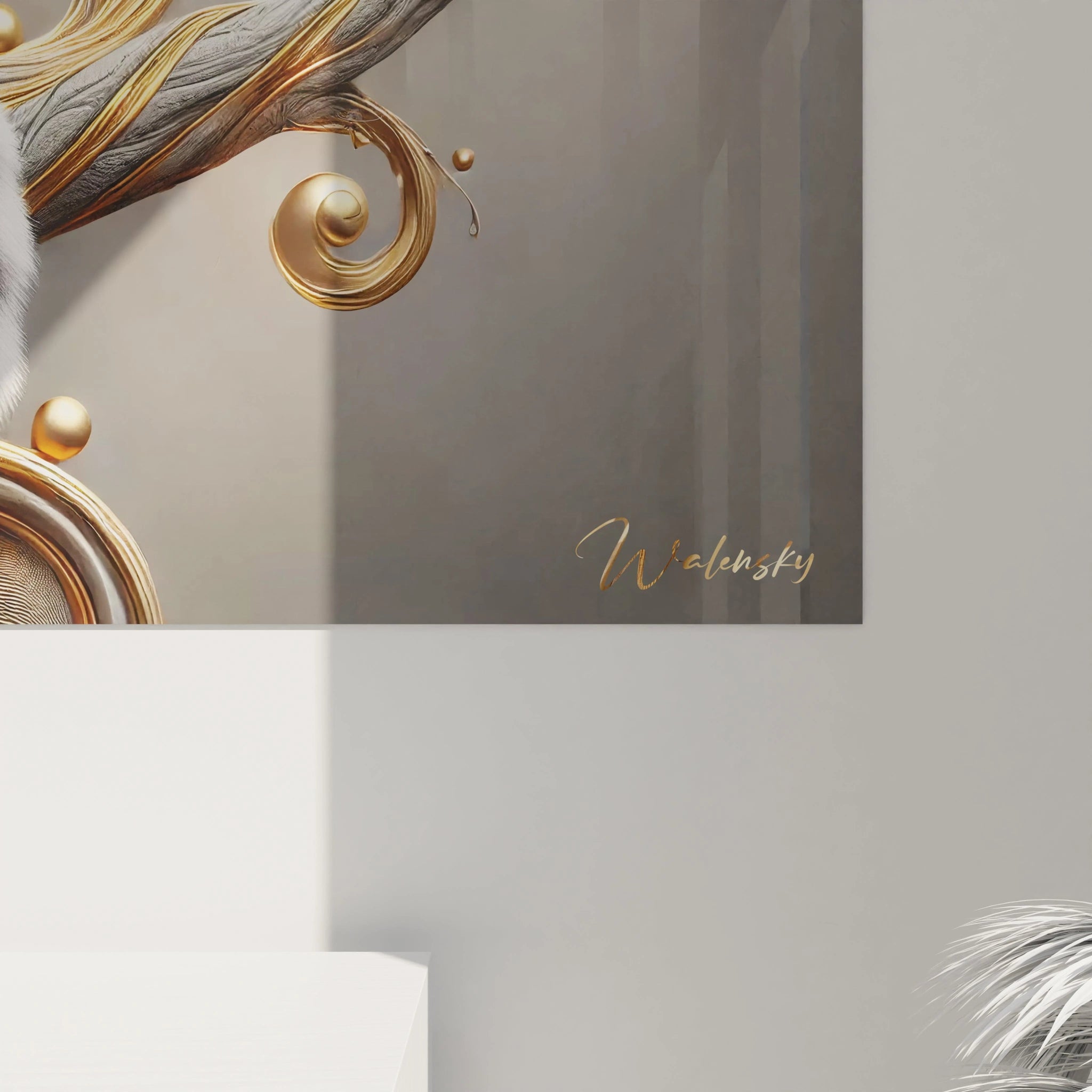 Une vue rapprochee de ce tableau lemurien met en valeur la finesse des details. La texture du pelage et les volutes dores creent un effet visuel captivant entre realisme et abstraction.