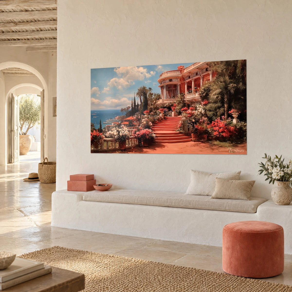 Cuadro casona rosa bordeada de palmeras, ramos escarlatas y cielo azur nublado, sobre la pared de una hornacina de piedra clara