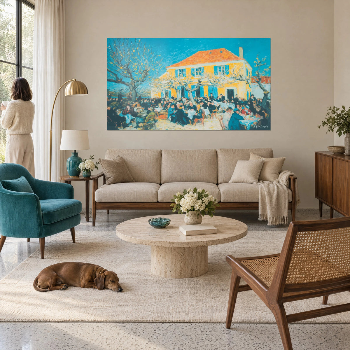 Quadro casa gialla con persiane turchesi, tetto arancione e platani spogli, vista da una donna di spalle, sopra un divano in un soggiorno luminoso