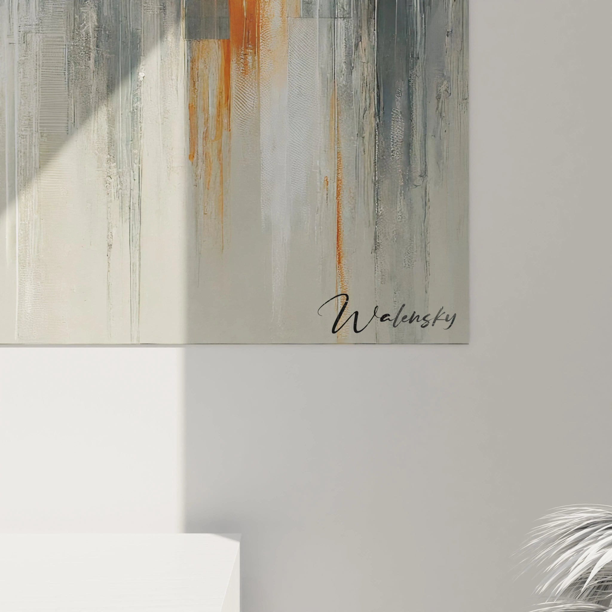 Gros plan sur le tableau cubiste. Les nuances de gris, noir et les touches d'orange vif révèlent les détails des formes géométriques et des lignes fines, ajoutant une profondeur unique.