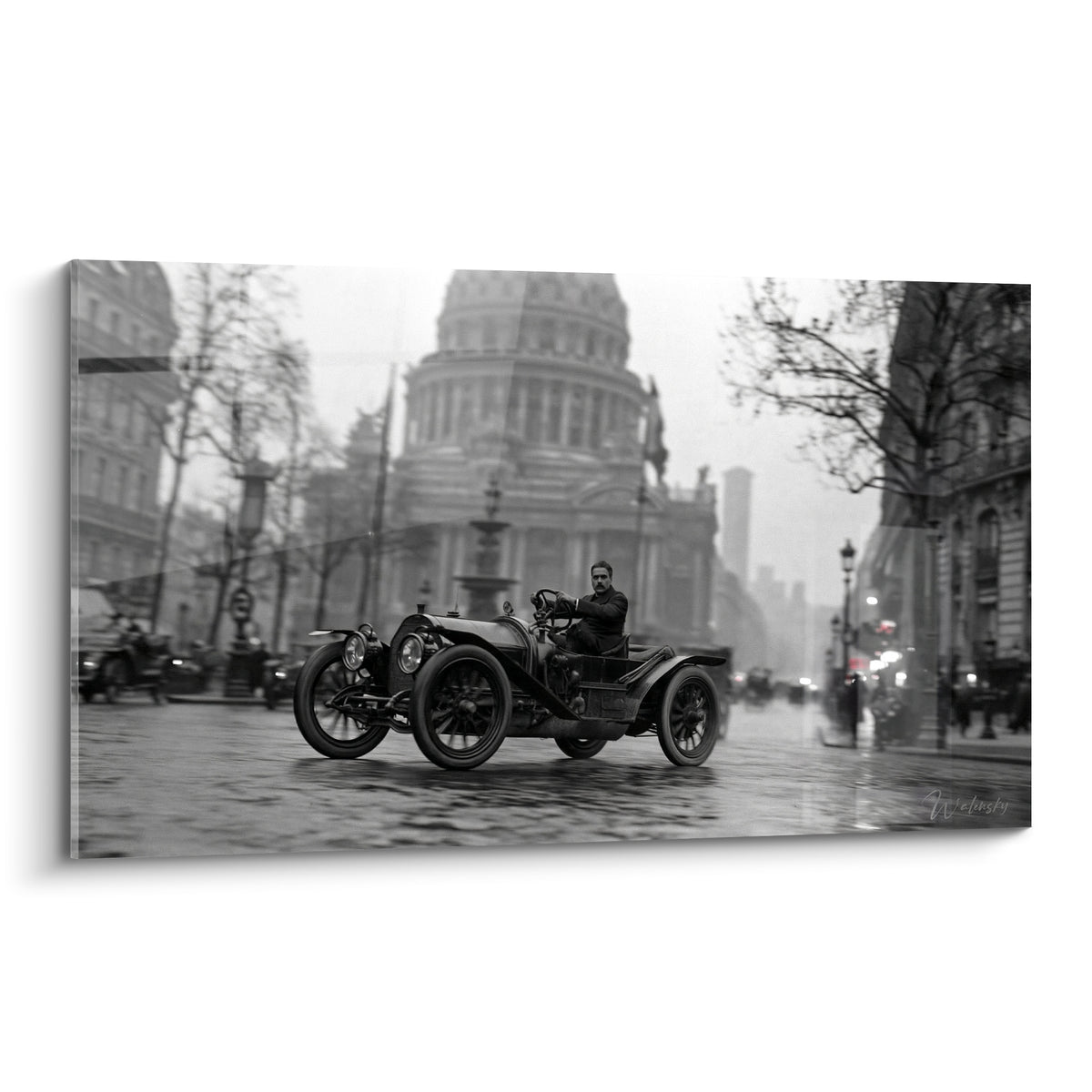 Automobile ancienne anthracite roulant sur pavés gris devant une coupole monumentale voilée de brume