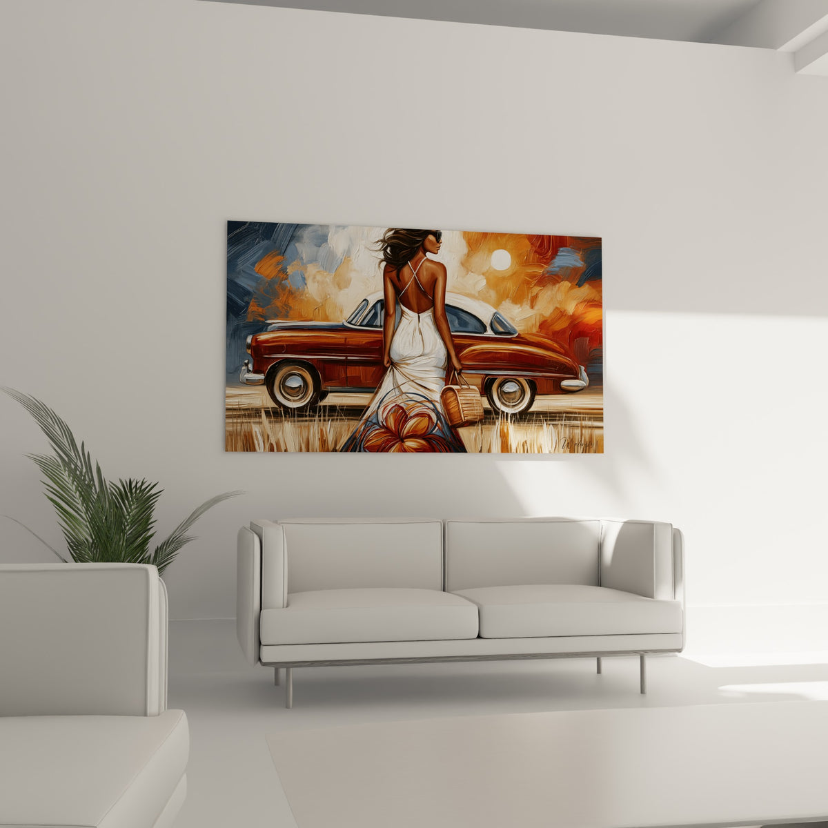Femme aux cheveux bruns devant une automobile terracotta et chromée, au-dessus d'un canapé dans un salon lumineux