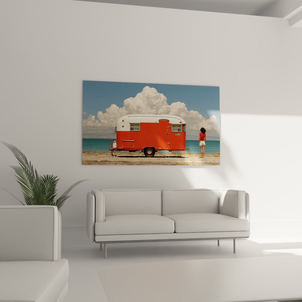 Véhicule vintage rouge devant la mer turquoise placé au-dessus d'un canapé dans un salon lumineux