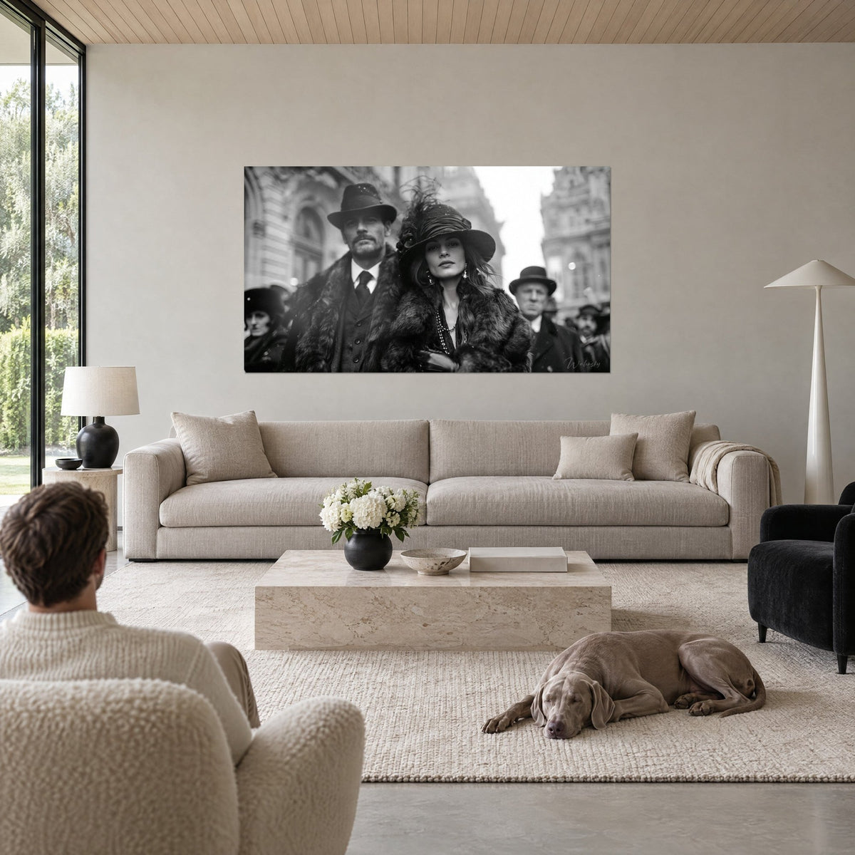 Silhouettes rétro en fourrure sombre et chapeau orné, tons gris et blanc, accrochées au-dessus d'un lit dans une chambre claire