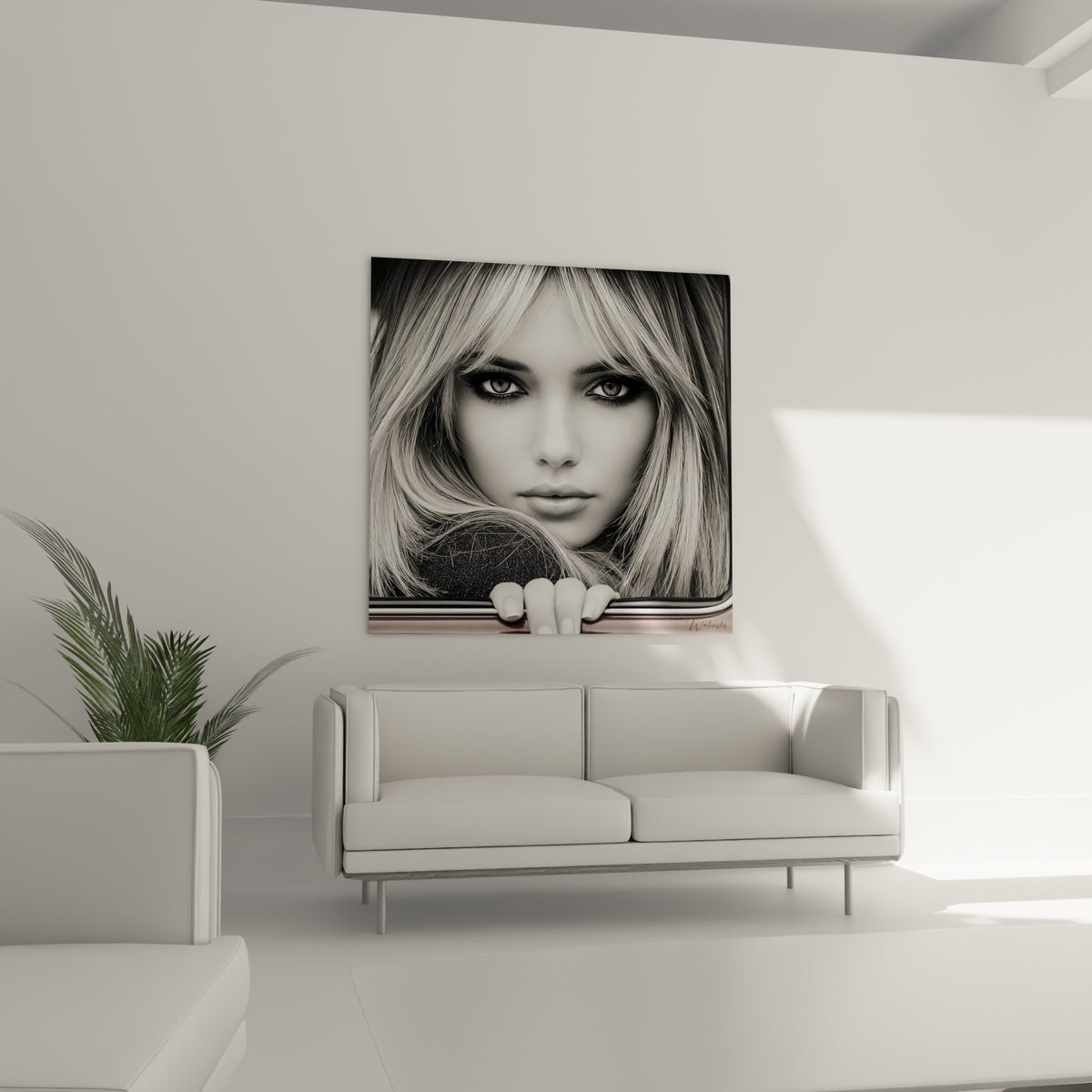 Chevelure blonde et yeux anthracite d'un portrait féminin, au-dessus d'un canapé dans un salon lumineux.