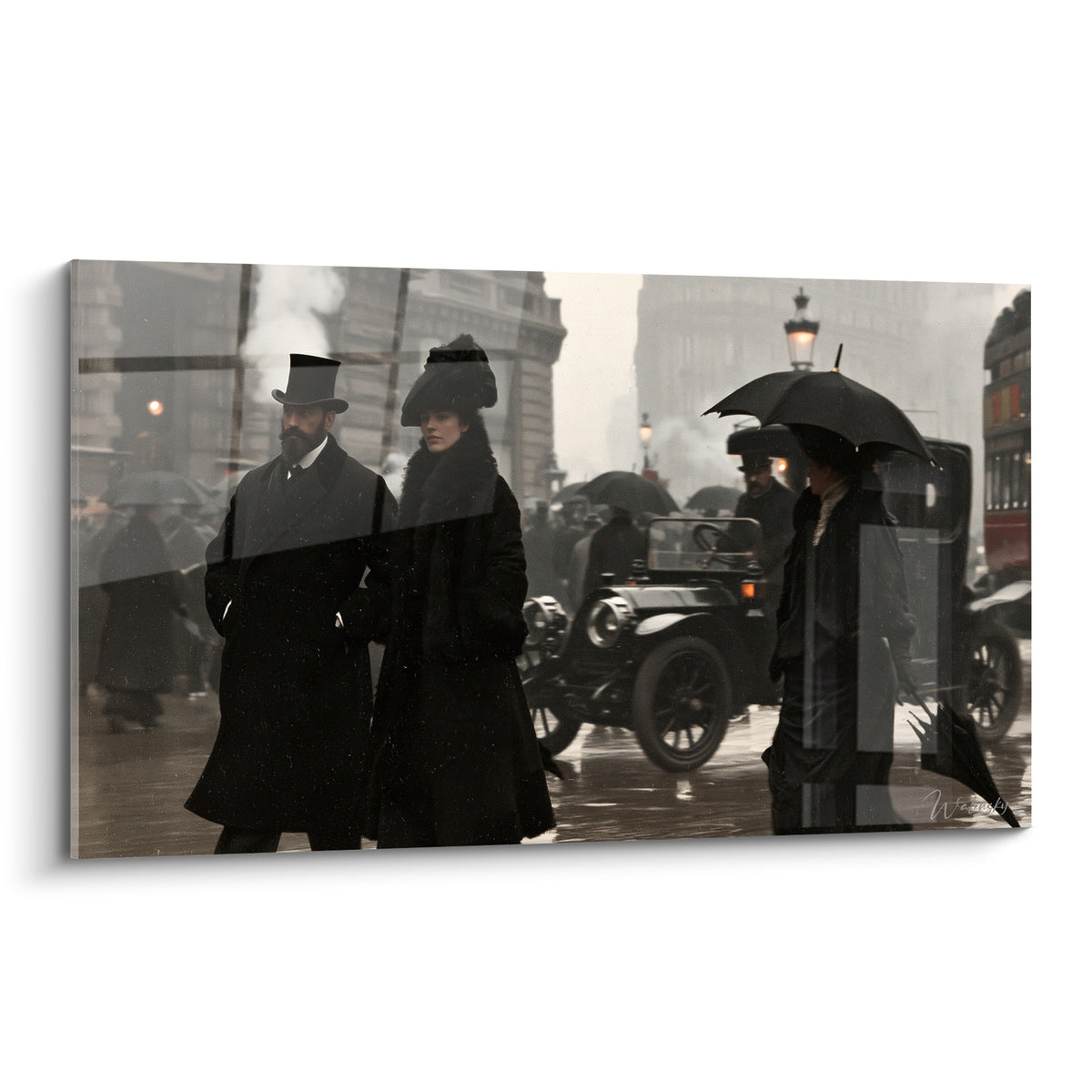 Couple en manteaux anthracite marchant dans une rue grise brumeuse avec automobile ancienne