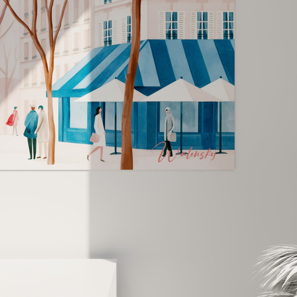 Détail du grain aquarelle rose et bleu marine, feuillages rouges et façades pastel finement esquissées