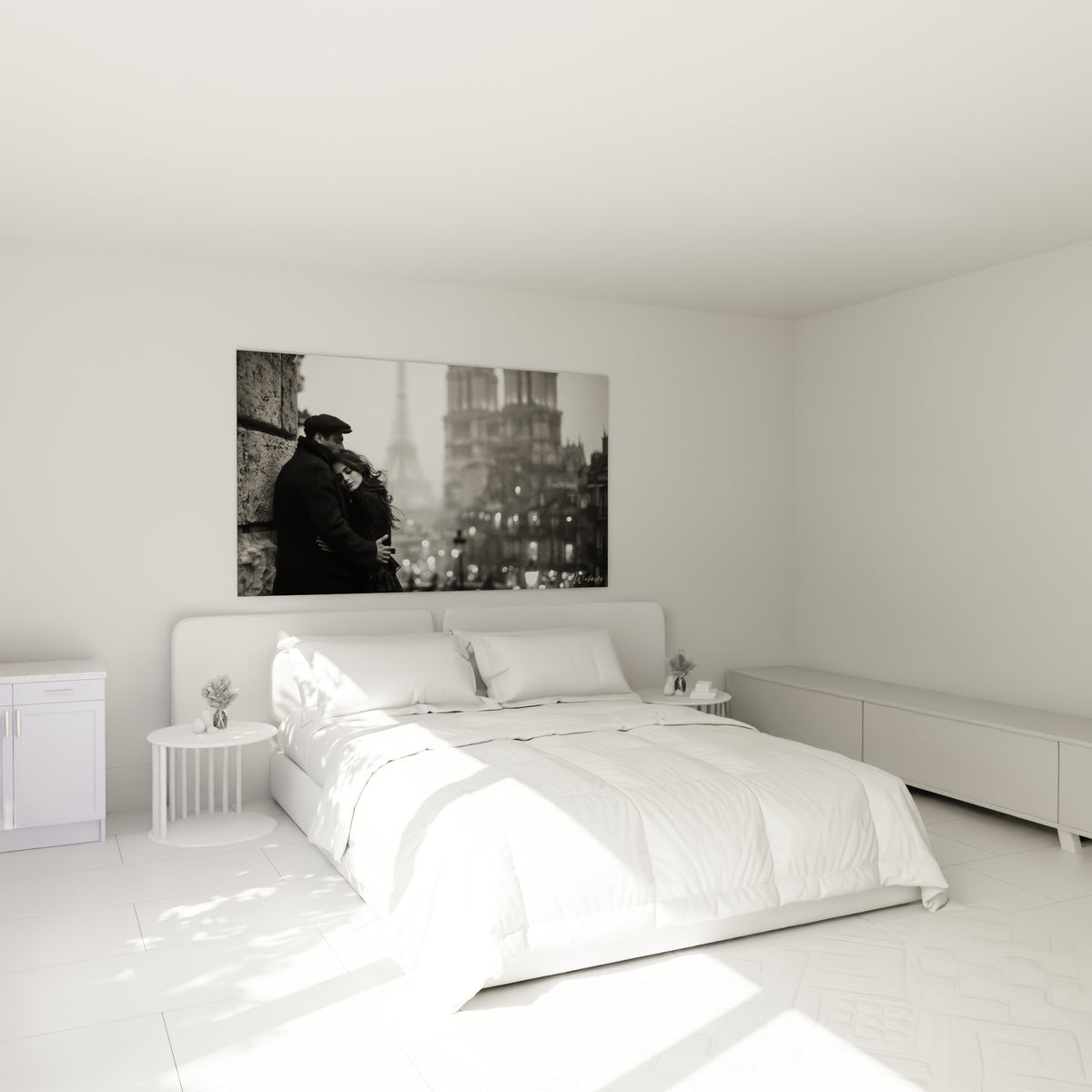 Amoureux blottis contre un mur de pierre, nuances de gris et blanc, au-dessus d'un lit dans une chambre claire