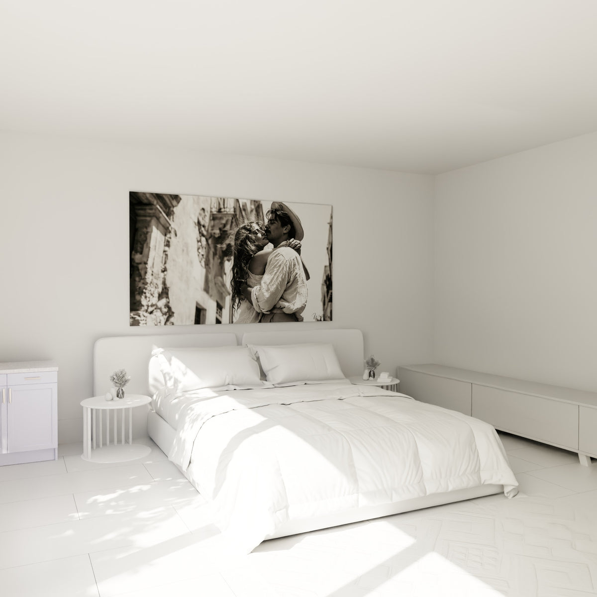 Baiser saisi en noir et blanc entre un homme au chapeau et une femme, au-dessus d'un lit dans une chambre claire