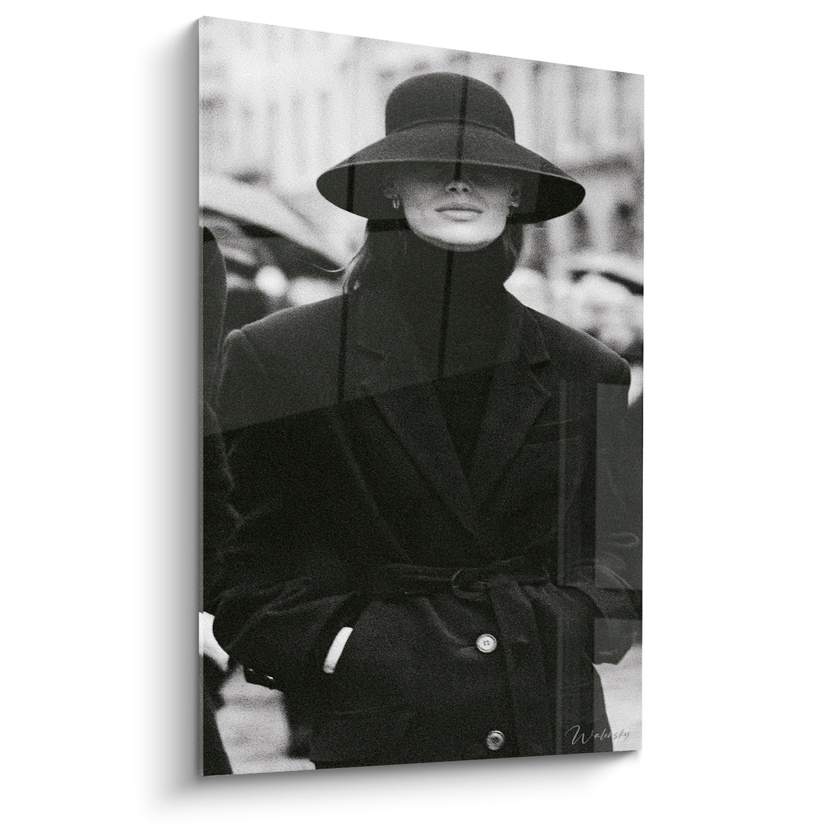 Femme au chapeau noir et manteau anthracite, photographie rétro en noir et blanc grain argentique