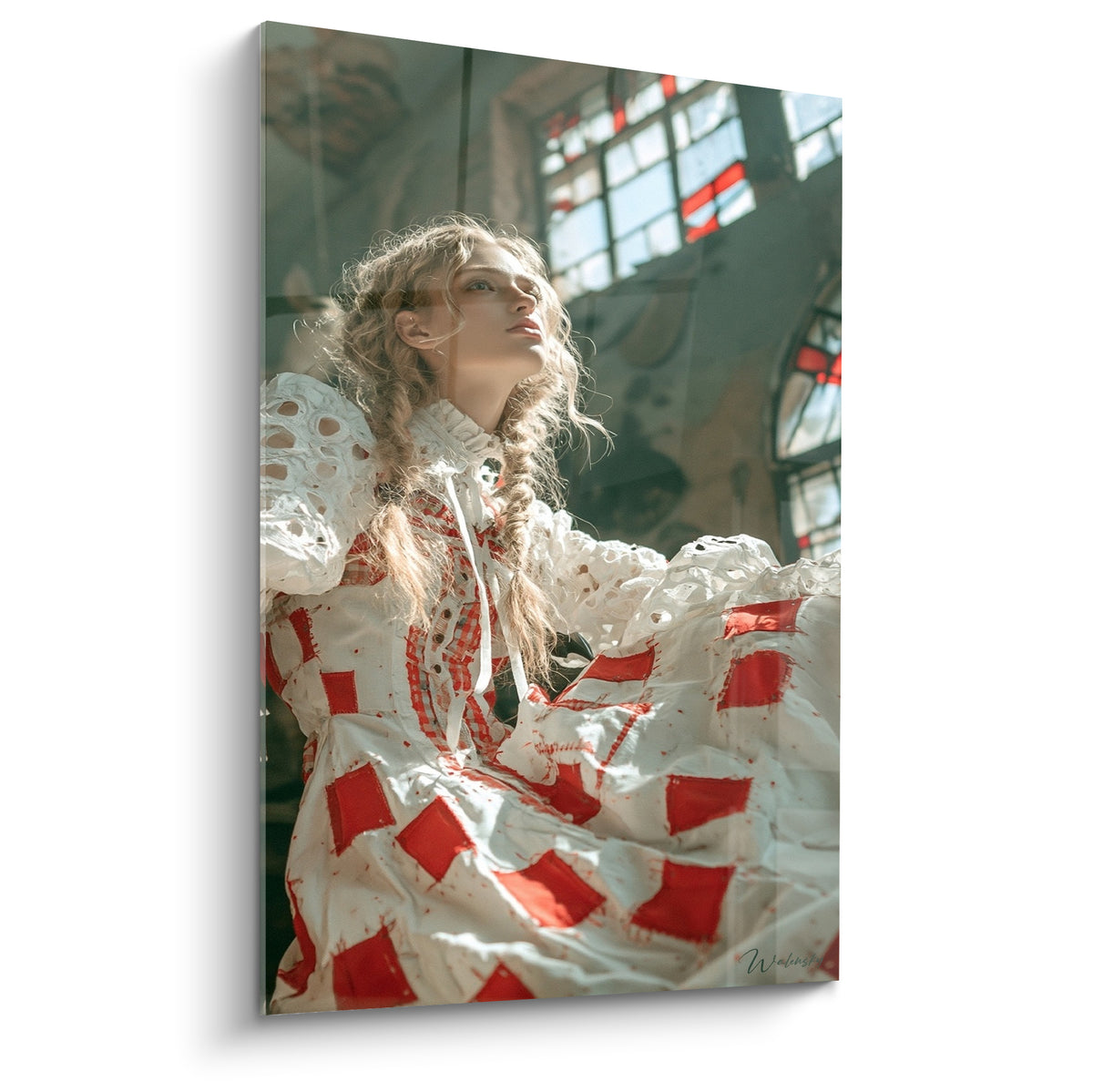 Jeune femme aux tresses blondes en robe rouge et blanche, regard levé, lumière dorée traversant des vitraux