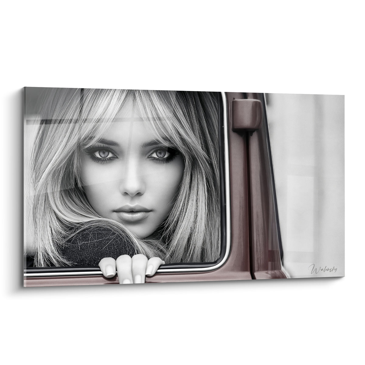 Femme blonde au regard gris intense derrière une vitre brune, portrait noir et blanc rétro saisissant