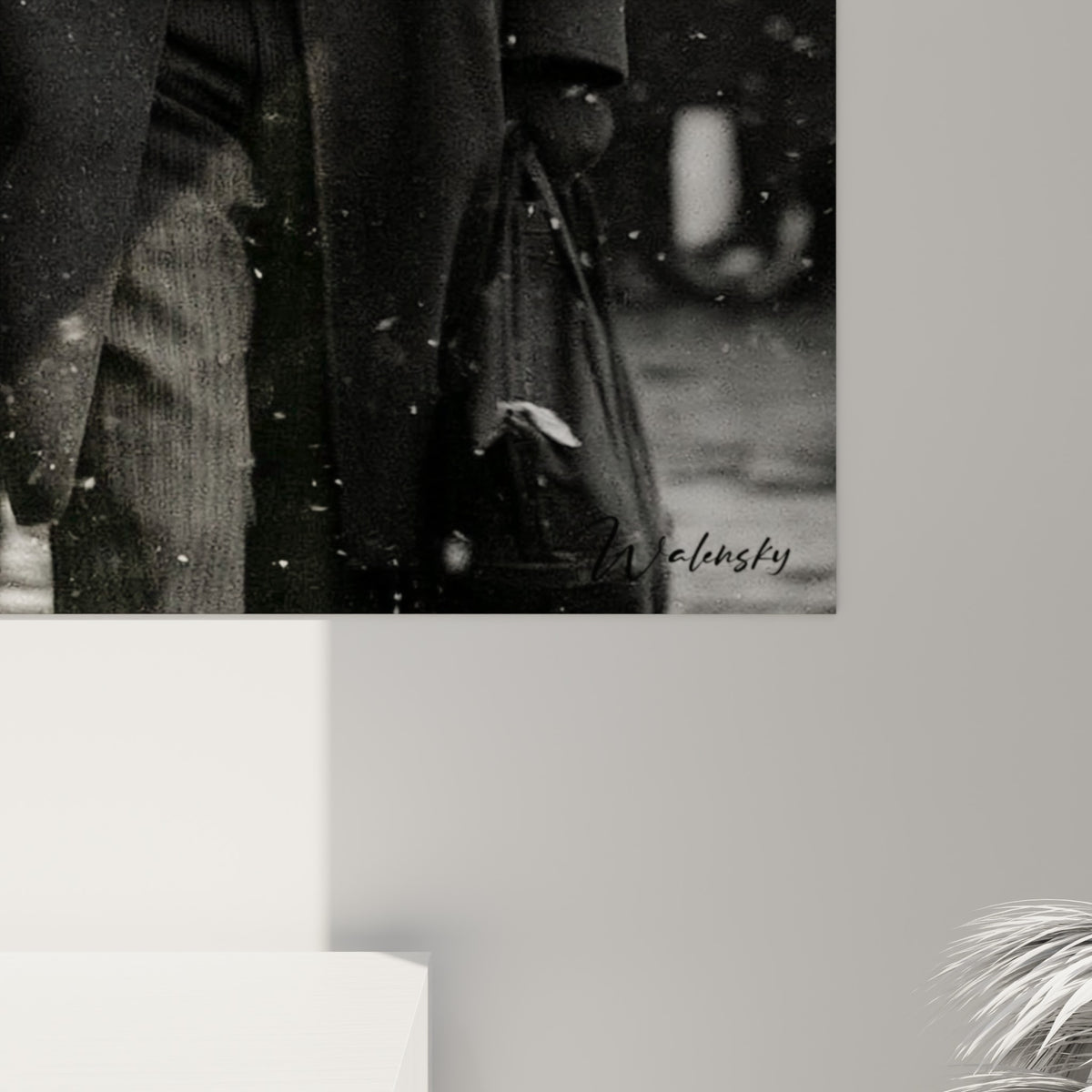 Grain photographique argenté et flocons blancs suspendus sur fond gris fumé, matière visible de l'impression encadrée