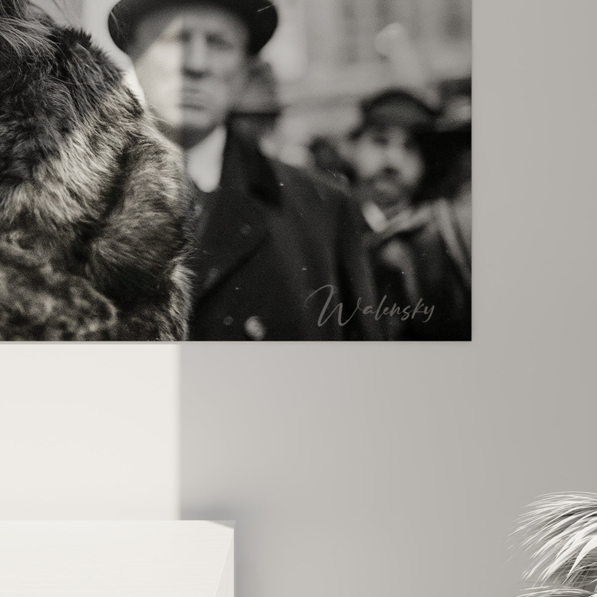 Grain argenté visible, empâtements de gris anthracite et blanc crème sur le visage et le chapeau à plumes de l'œuvre encadrée