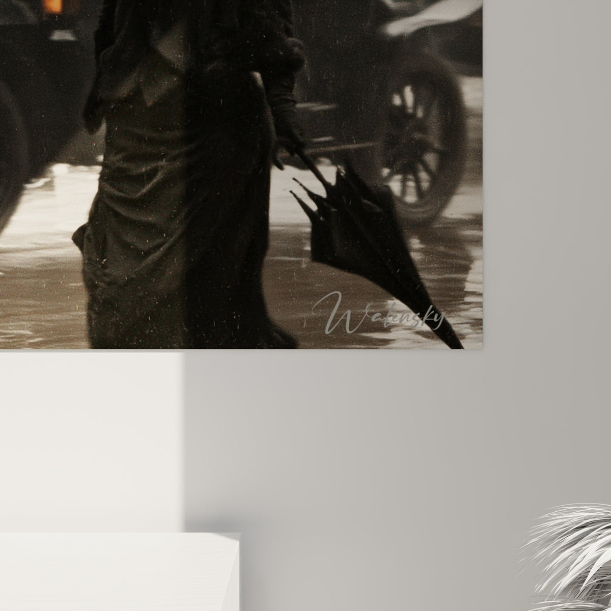Grain photographique et coulures anthracite visibles sur la toile, reflets ambrés des lampadaires accrochés