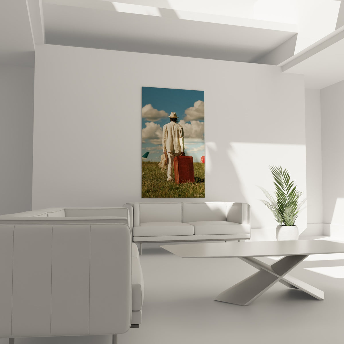 Silhouette rétro au costume ivoire et valise terracotta, ciel bleu en fond, au-dessus d'un canapé dans un salon lumineux