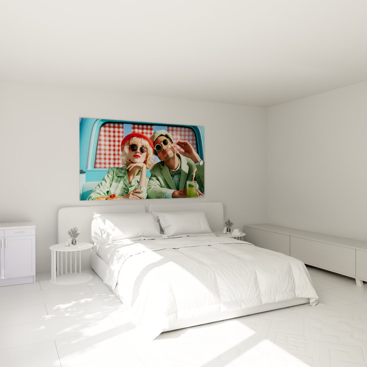 Couple rétro aux lunettes rondes et costumes vert amande, accroché au-dessus d'un lit dans une chambre claire