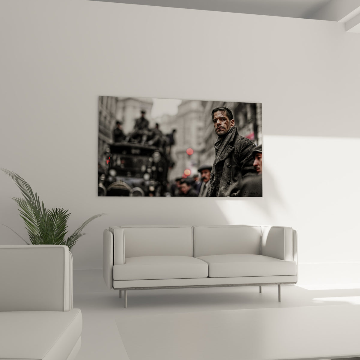 Visage burinés et manteau sombre aux accents rouges, au-dessus d'un canapé dans un salon lumineux