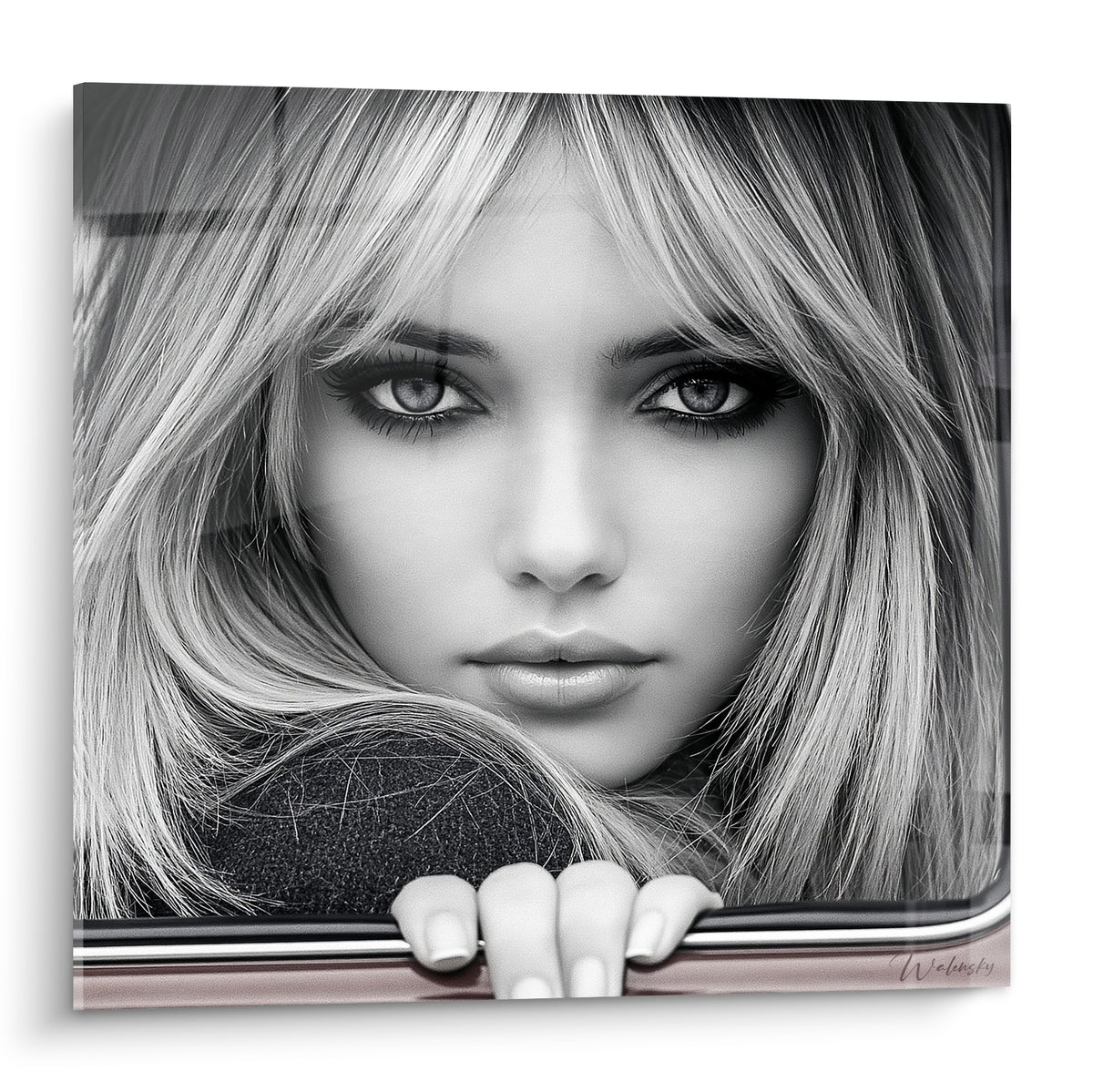 Visage féminin en noir et blanc, chevelure blonde et argentée, regard intense derrière une vitre.