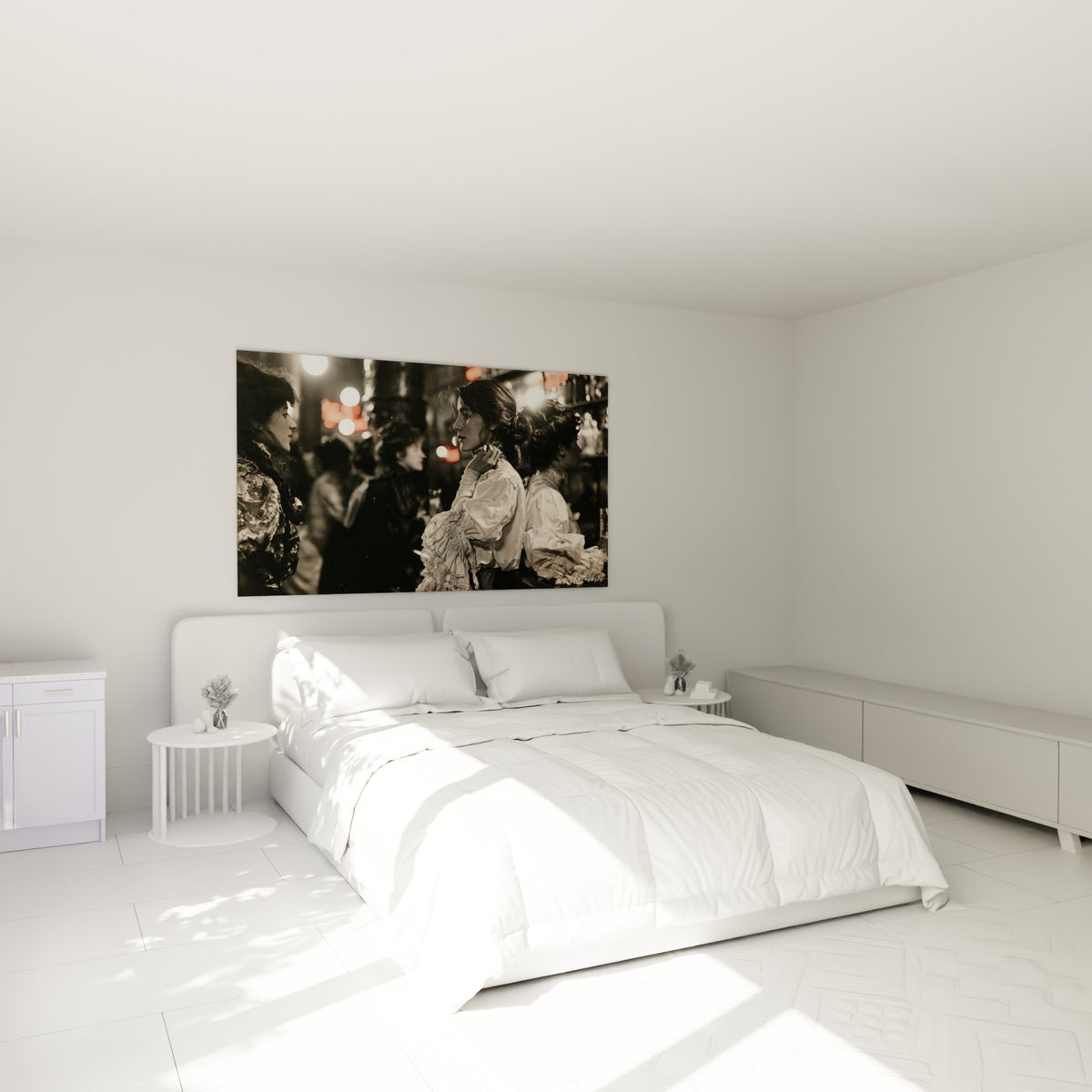 Portrait rétro noir et blanc d'une femme au reflet flou, accroché au-dessus d'un lit dans une chambre claire