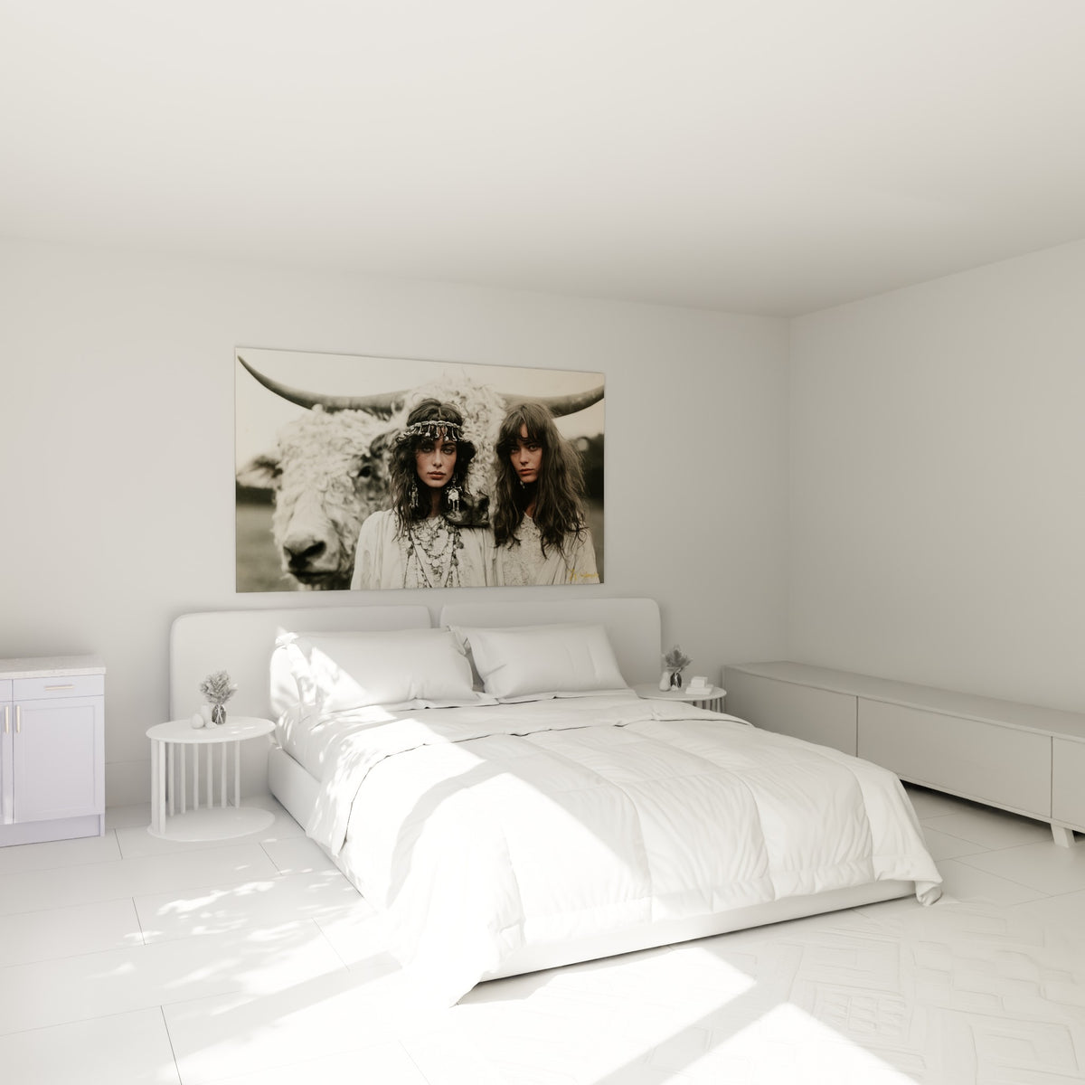 Portraits sépia de deux femmes et bœuf anthracite accrochés au-dessus d'un lit dans une chambre claire