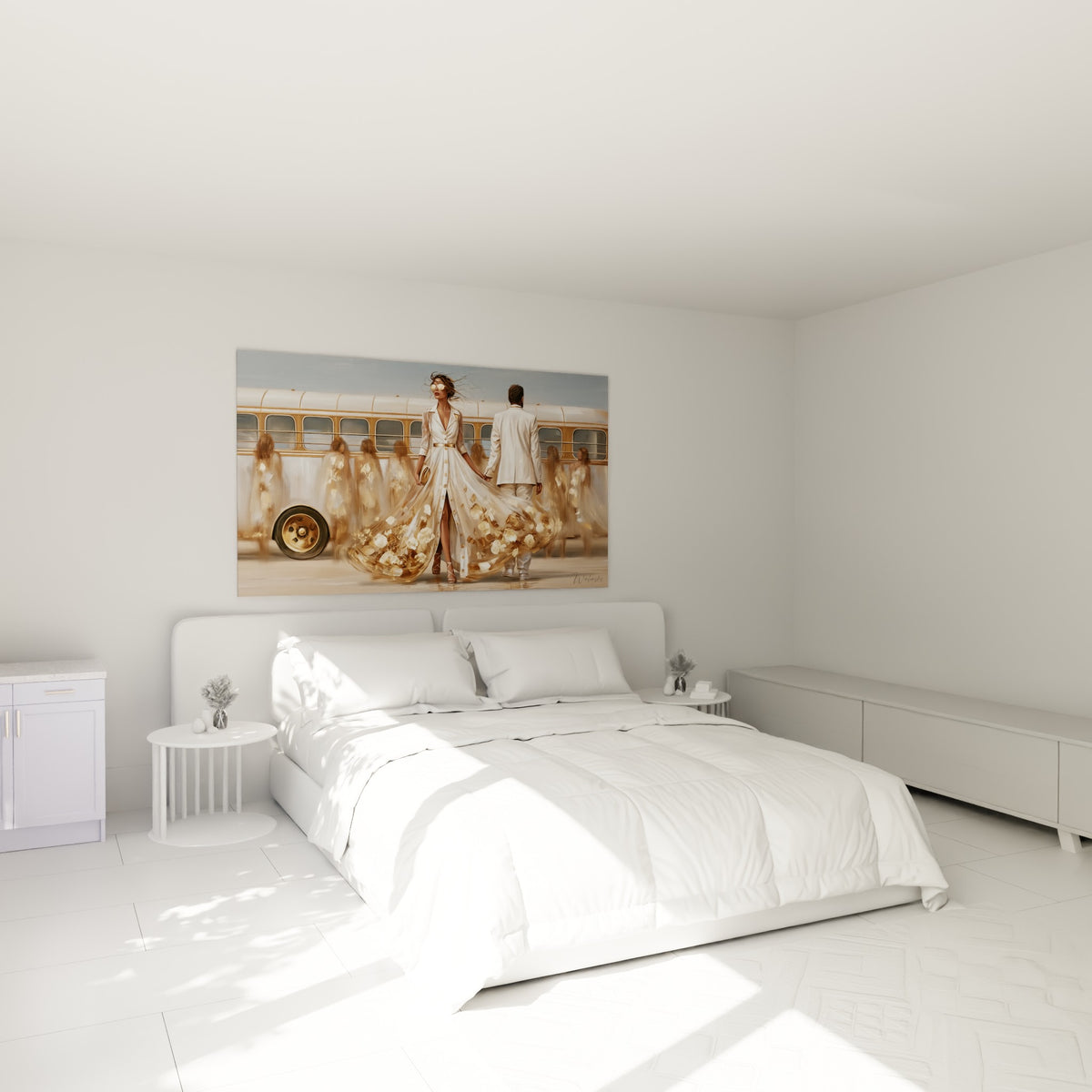 Femme en robe blanche dorée et homme en costume ivoire au-dessus d'un lit dans une chambre claire
