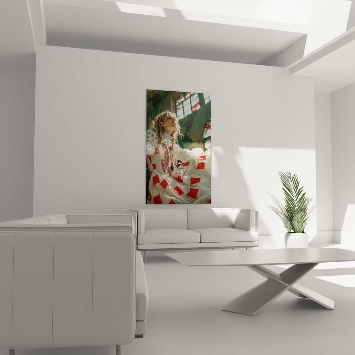 Silhouette féminine en robe patchwork écarlate et ivoire, geste contemplatif, au-dessus d'un canapé dans un salon lumineux