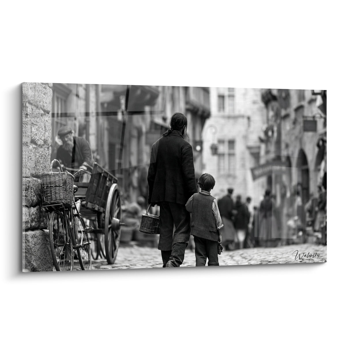 Mère et enfant marchent dans une ruelle pavée grise, charrette en bois et vélo au premier plan