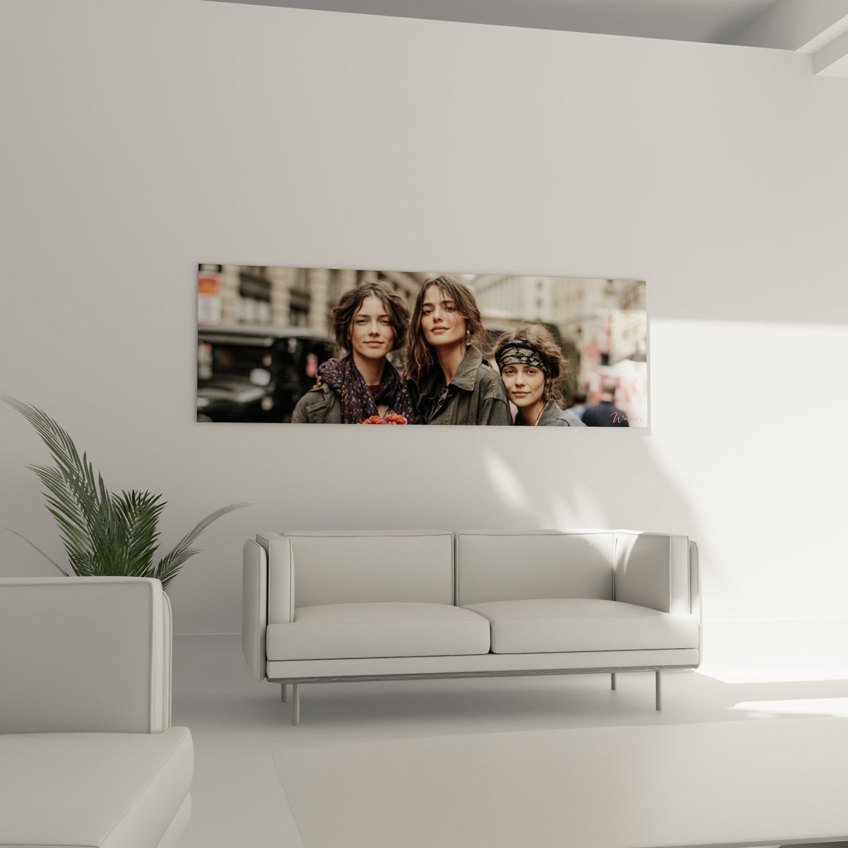 Scène urbaine bordeaux et anthracite de trois femmes complices au-dessus d'un canapé dans un salon lumineux