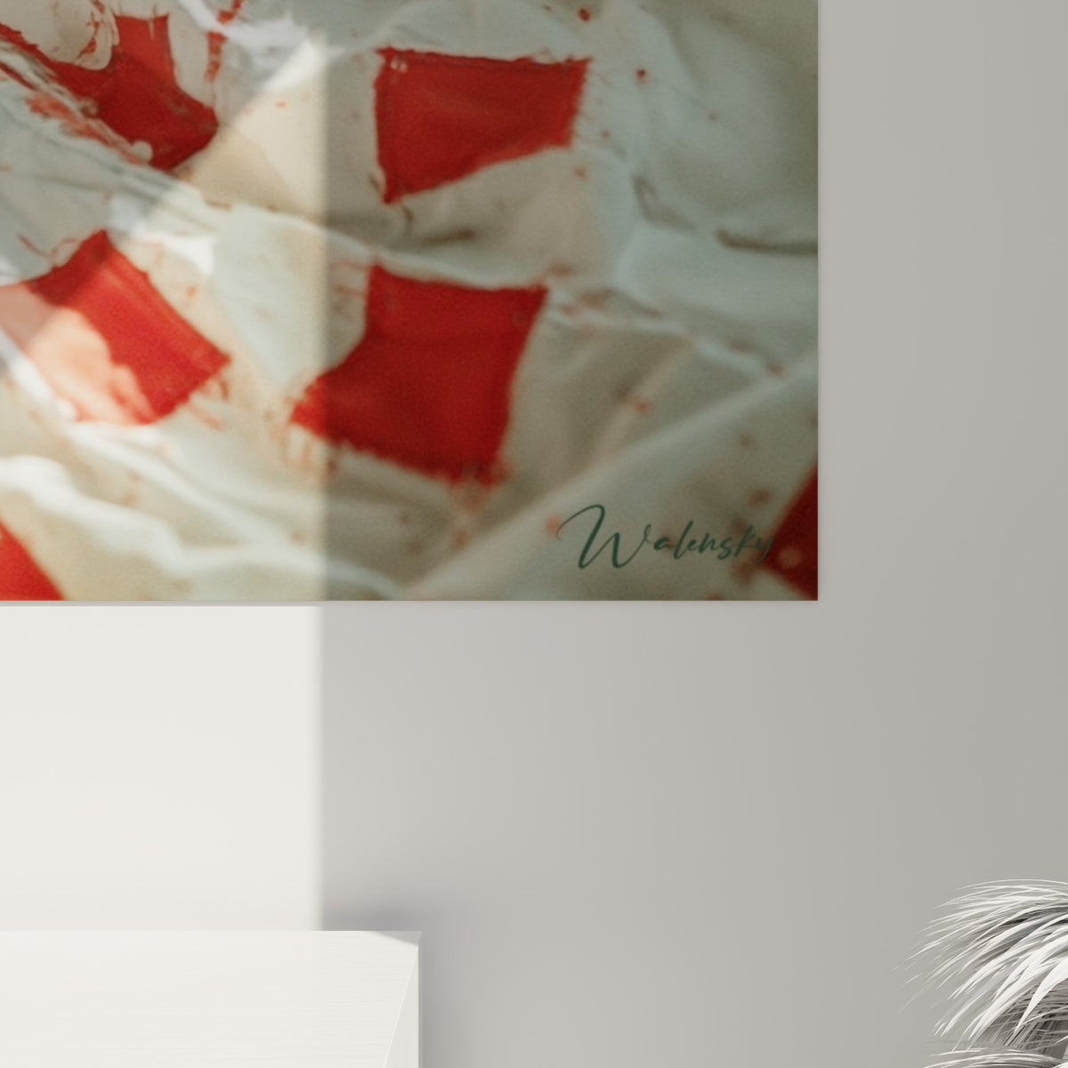 Empâtements et textures du tissu blanc et rouge, grain photographique visible, reflets dorés sur la matière peinte