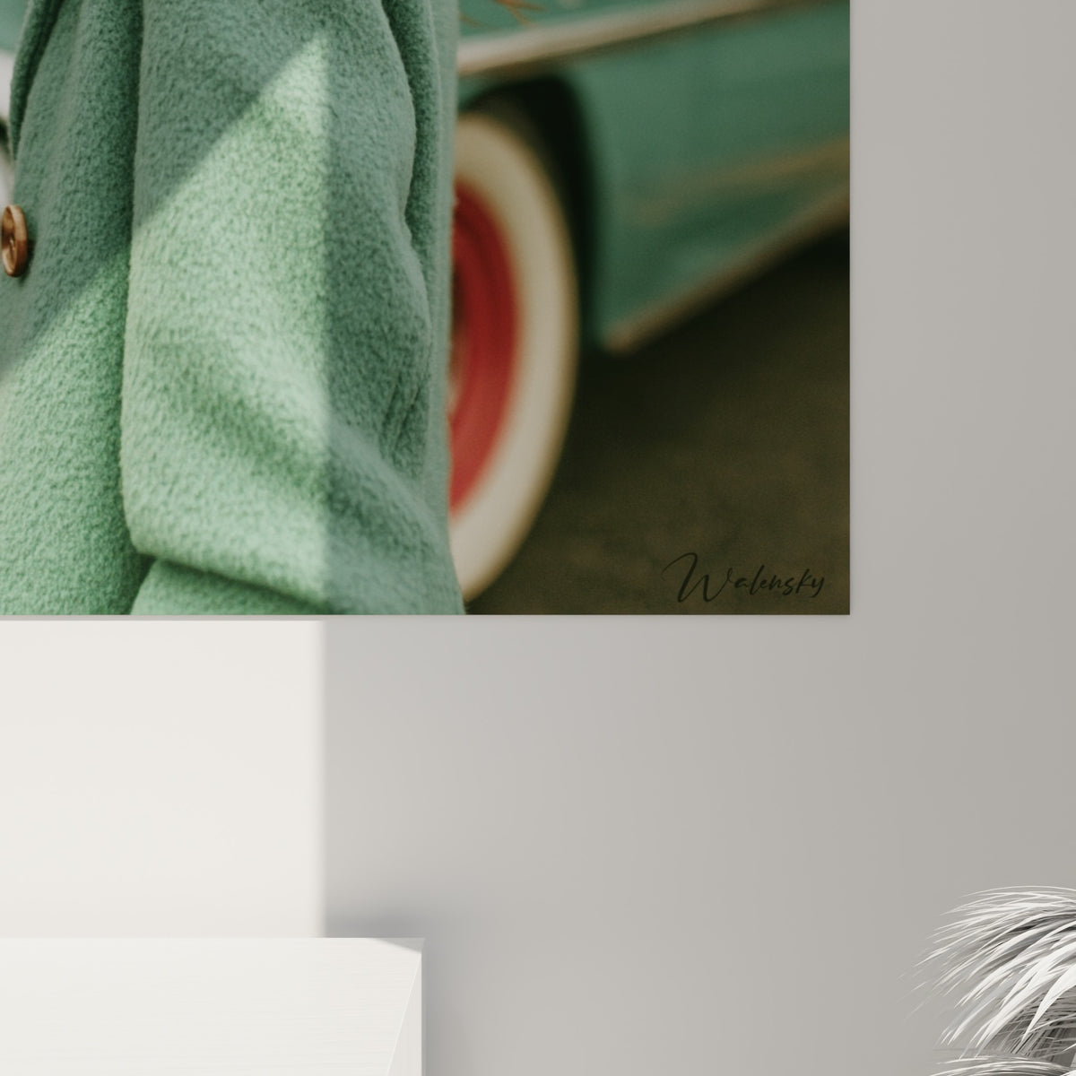 Grain photographique visible sur le manteau vert texturé et les chromes brillants de la voiture ancienne turquoise