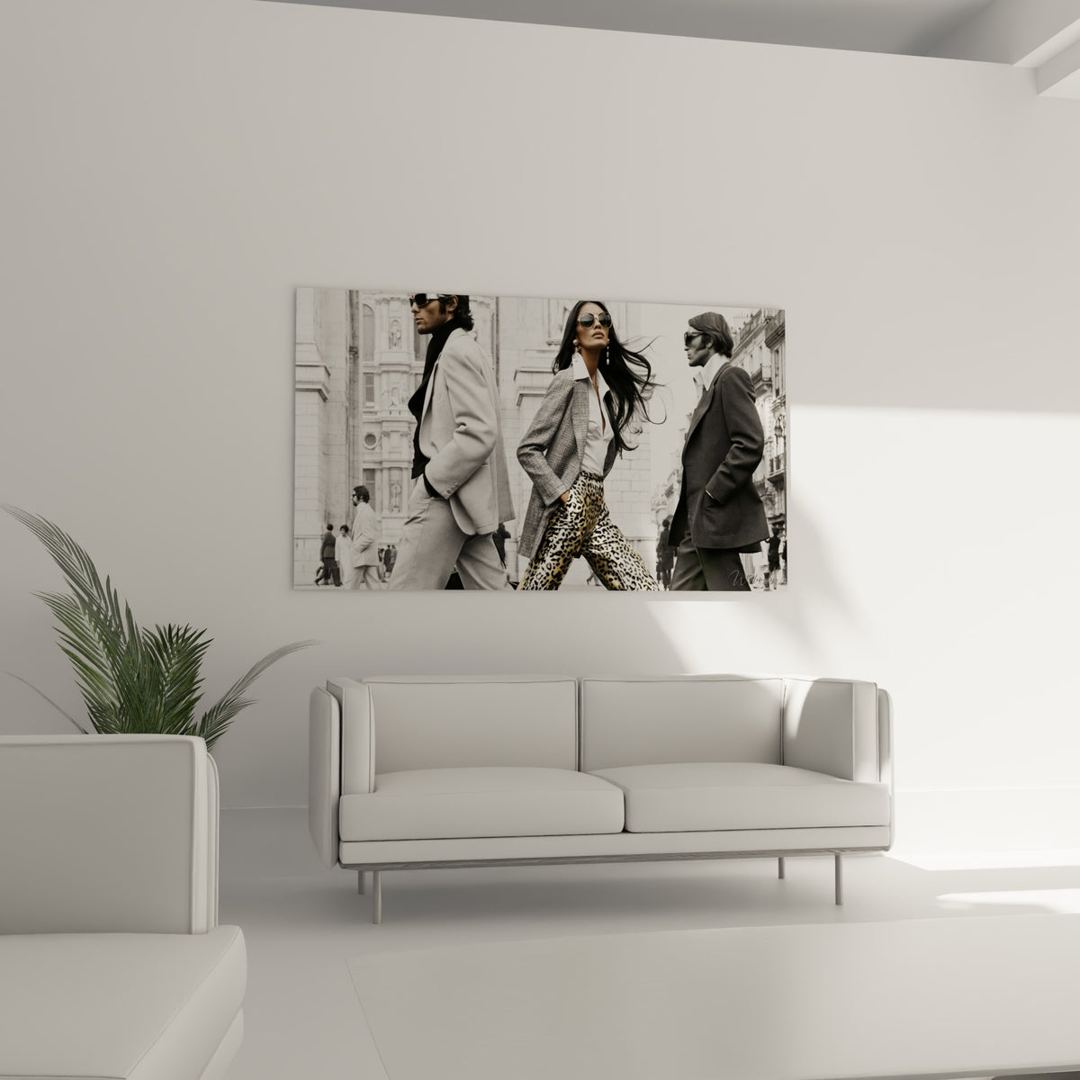 Trio urbain en noir et blanc avec touche léopard dorée, au-dessus d'un canapé dans un salon lumineux