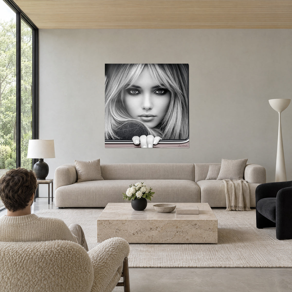 Portrait rétro en gris et blanc d'une femme au regard perçant, au-dessus d'un lit dans une chambre claire.
